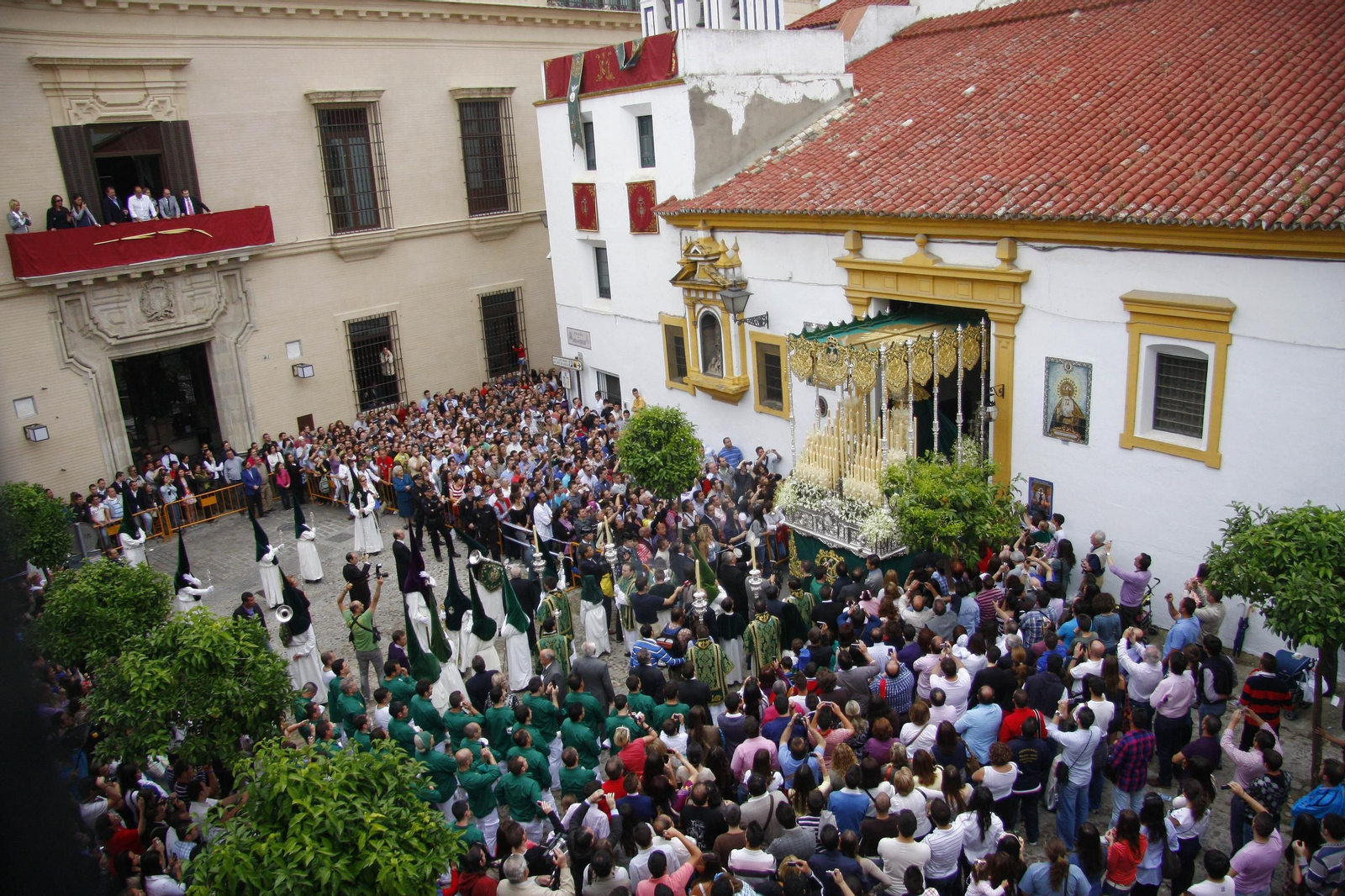 Salida de la Virgen del Rocío de la iglesia de Santiago, a comienzos de la pasada década. Salida de la Virgen del Rocío de la iglesia de Santiago, a comienzos de la pasada década.