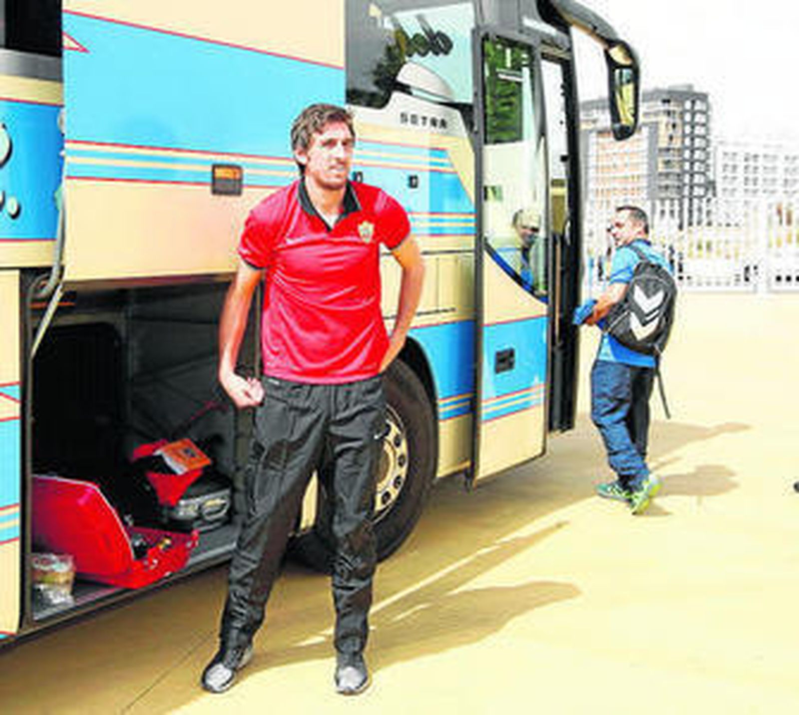 Sergi se dispone a subir al autocar cuando Julián deja las maletas.