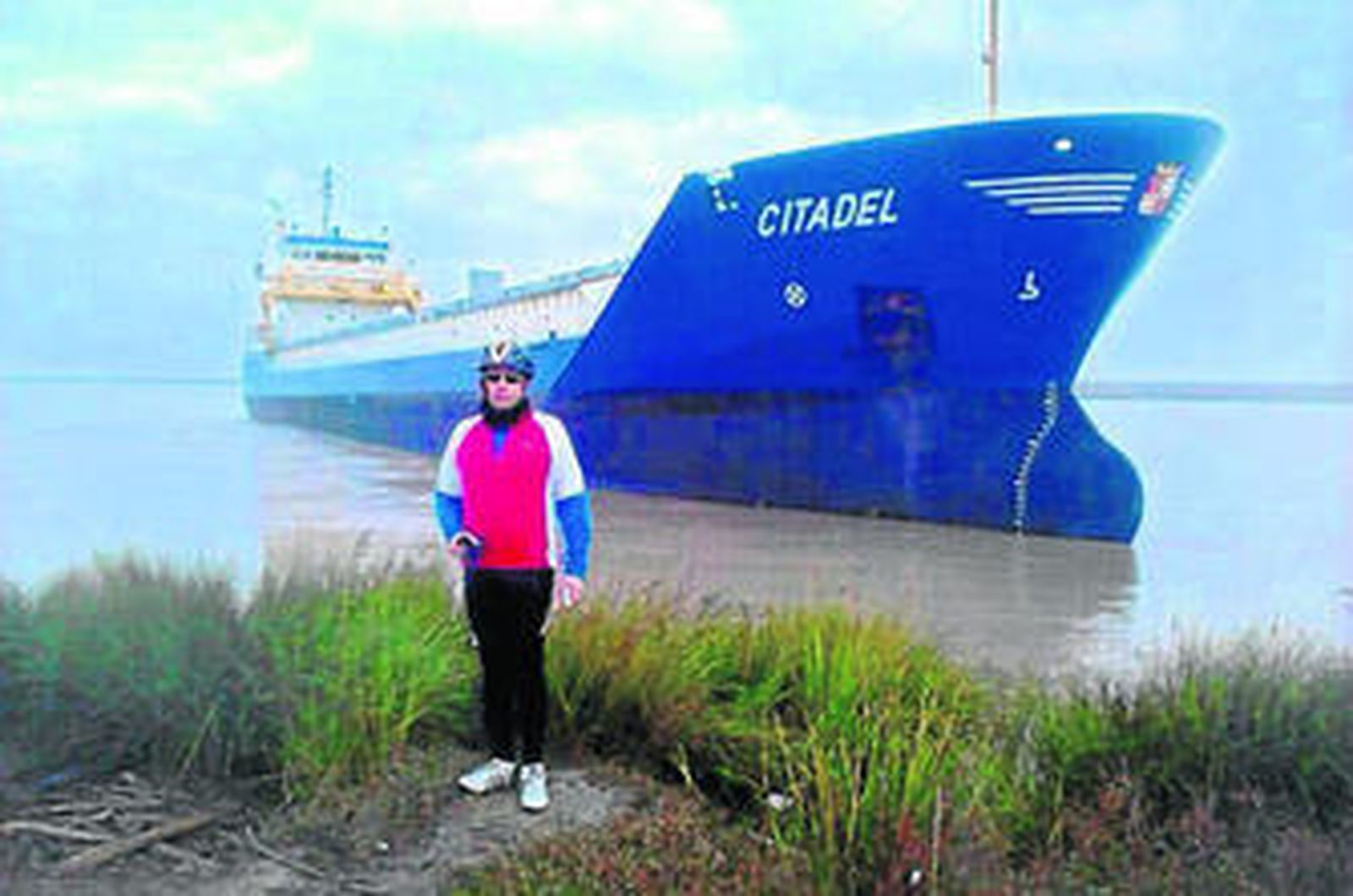 Muchos curiosos se acercaron ayer hasta la orilla para fotografiarse ante el buque.