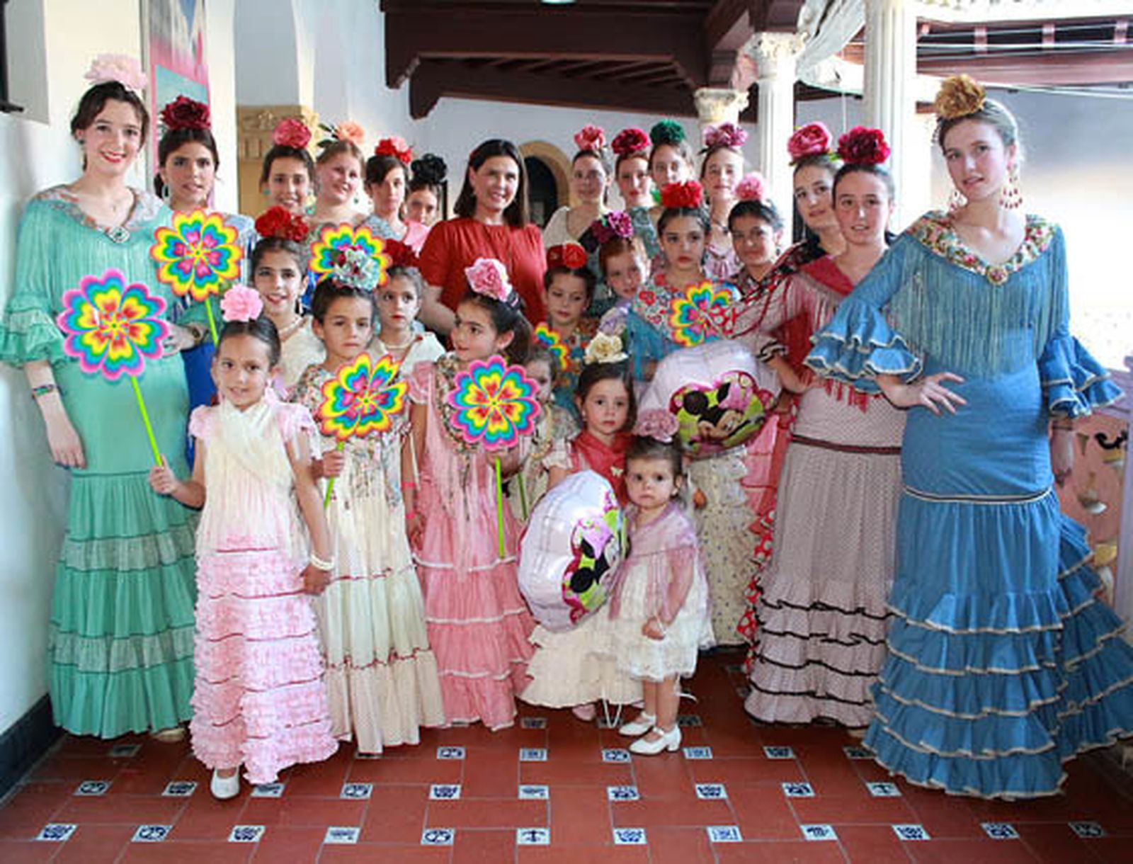 La diseñadora Marta Arroyo con sus diseños, flores y mantones, y accesorios de Macarena Ortiz.  Foto: Victoria Ramírez