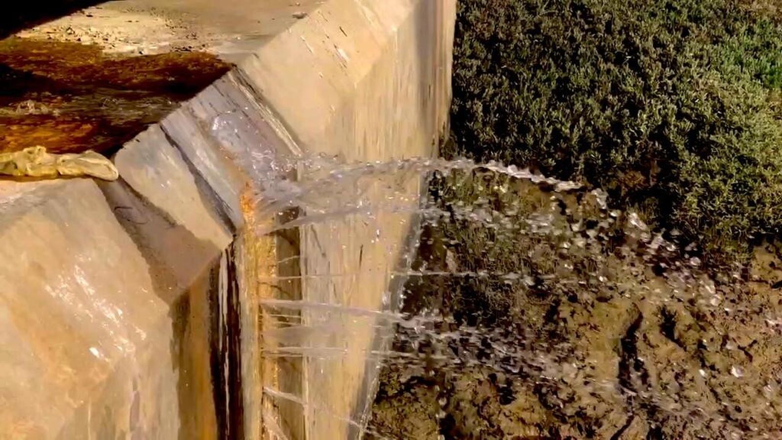 Fuga de agua en las proximidades del puente Zuazo.