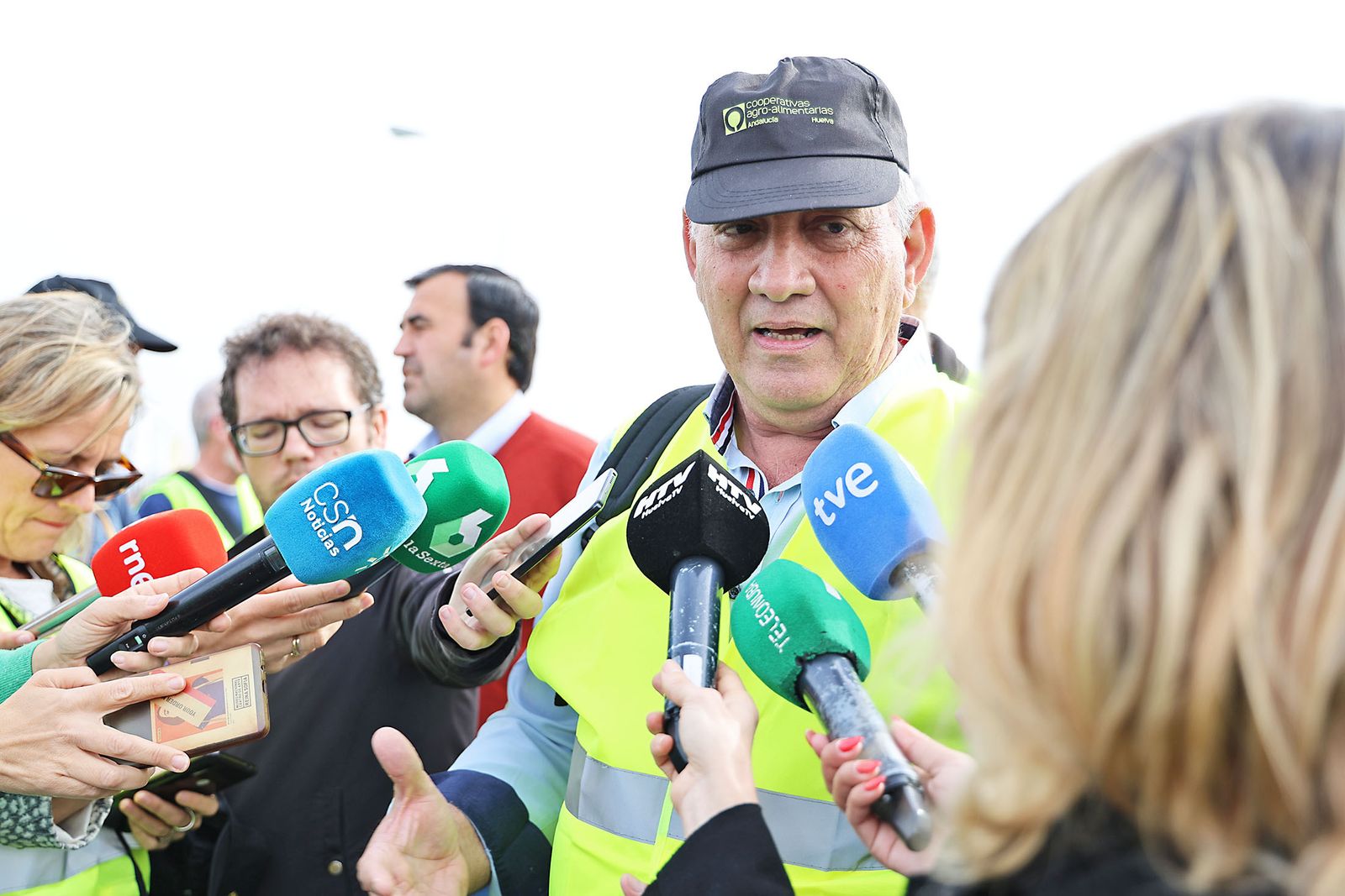 Imágenes de la multitudinaria tractorada de los agricultores en Huelva