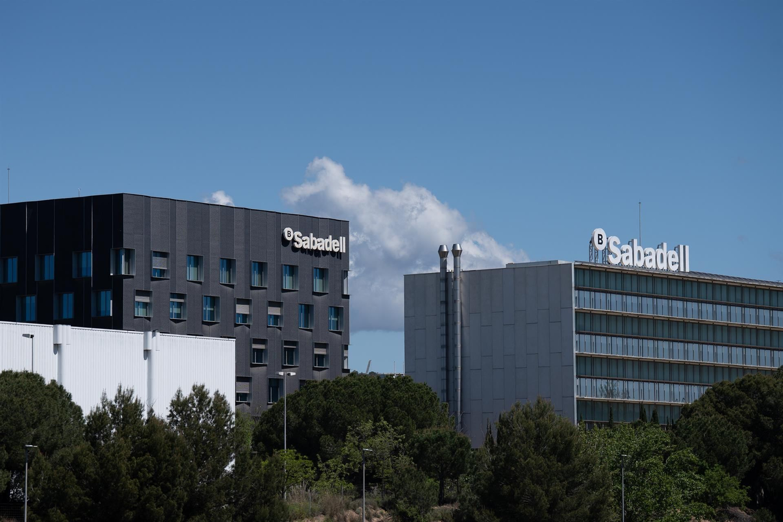 Imagen exterior de la sede Banco de Sabadell en Barcelona.