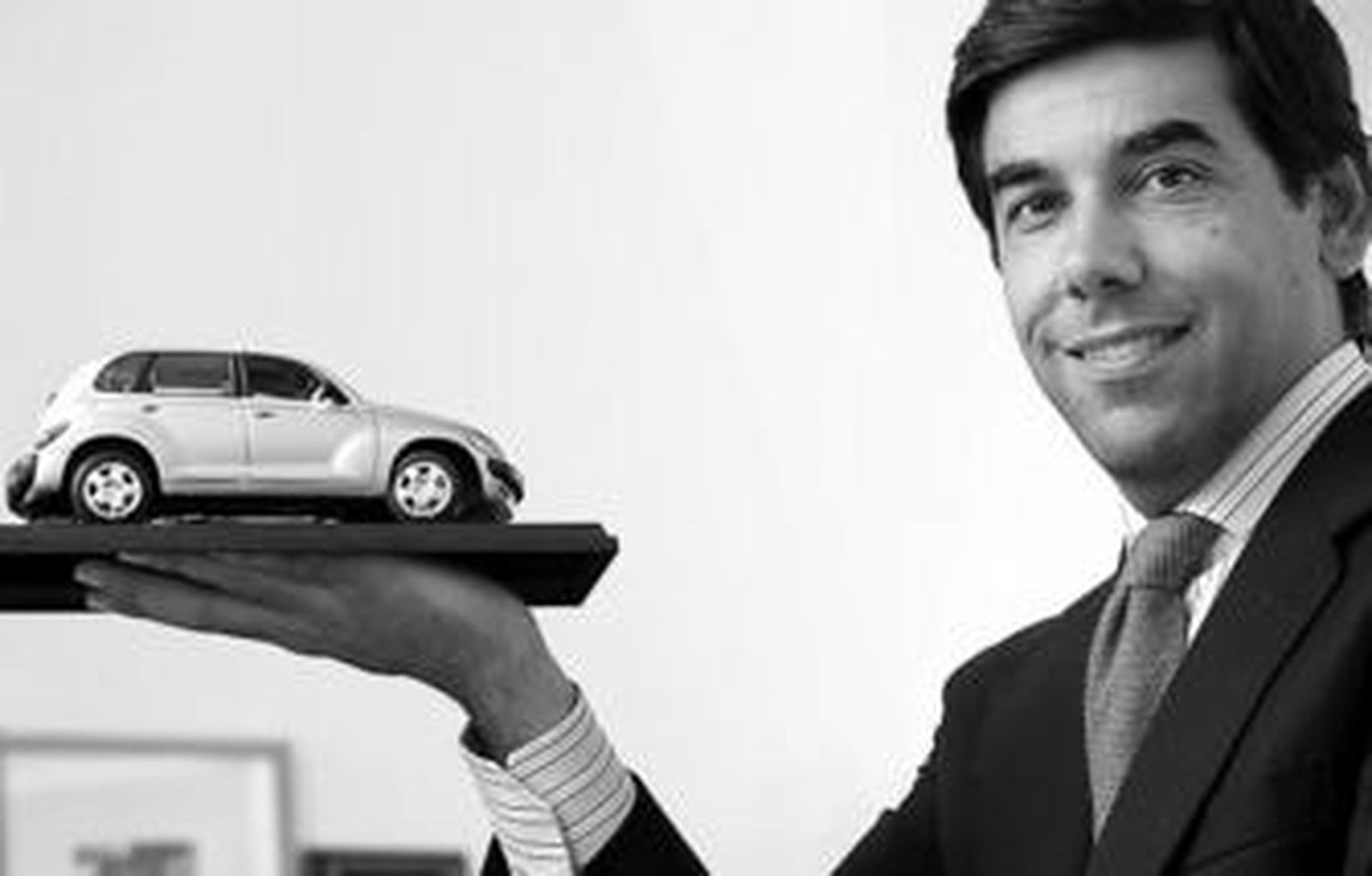 El jerezano Romero-Haupold sostiene la maqueta de un modelo de coche.