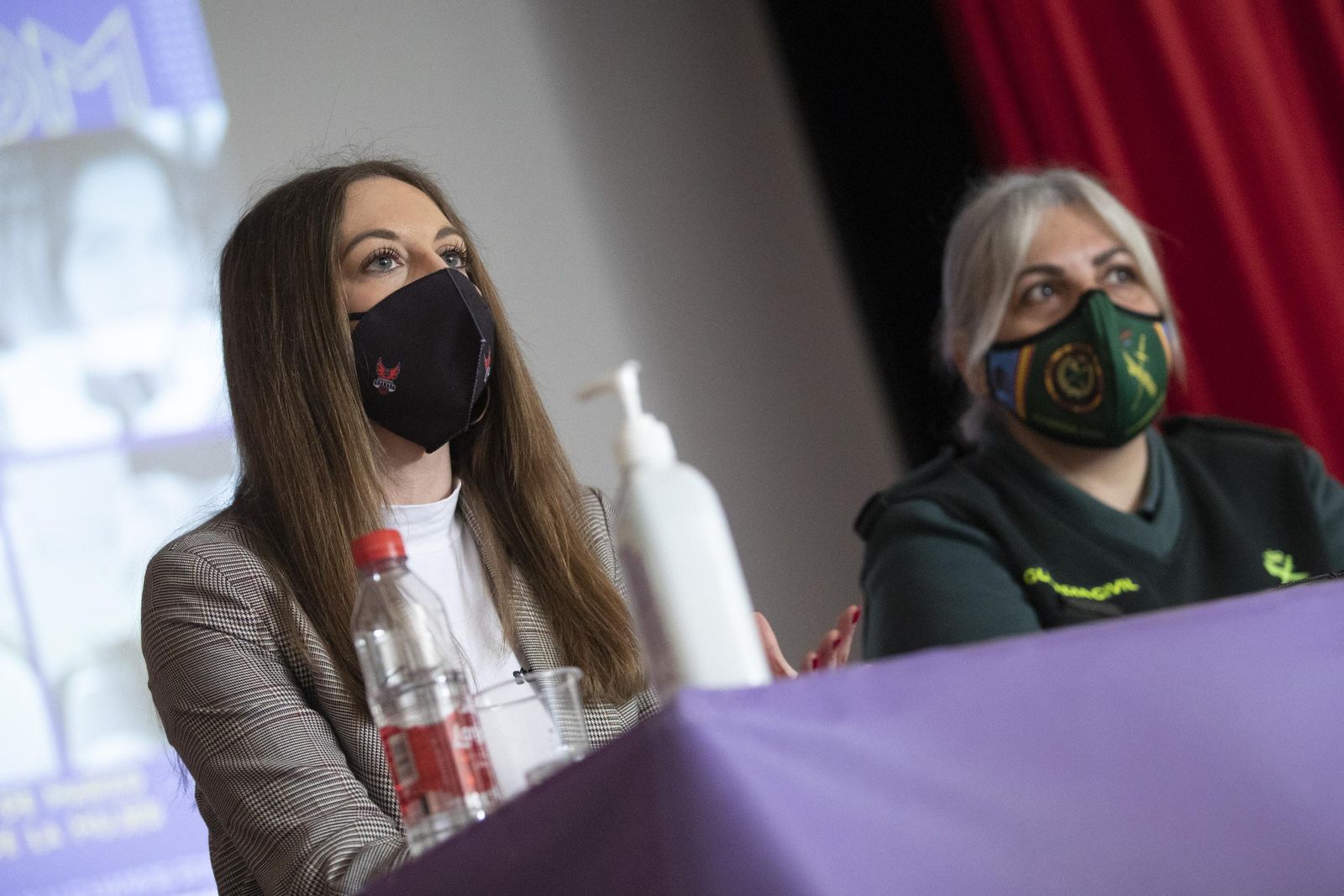 La periodista de Granada Hoy Noelia Gómez Mira, durante la charla