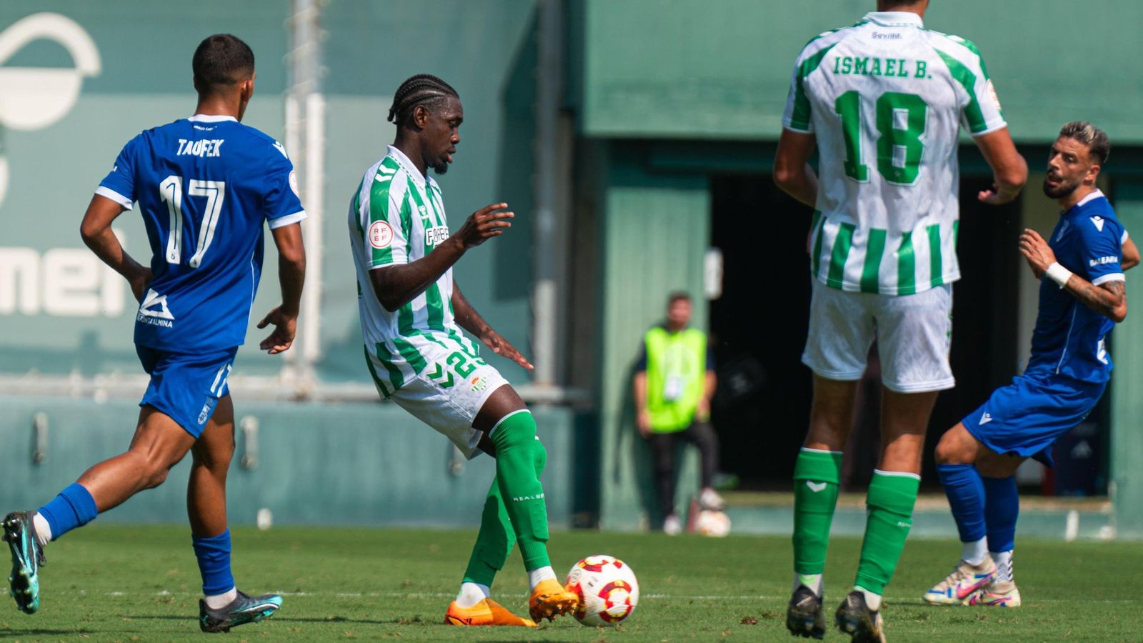 Rudy Kohon volvió a erigirse como líder de la defensa del Betis Deportivo.