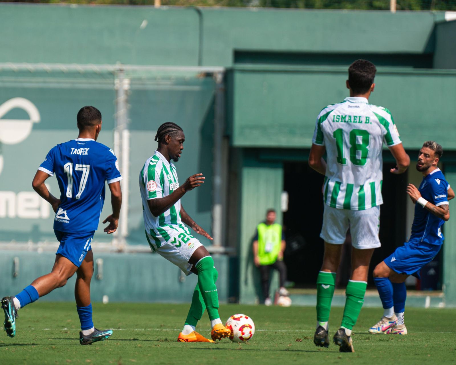 Rudy Kohon volvió a erigirse como líder de la defensa del Betis Deportivo.