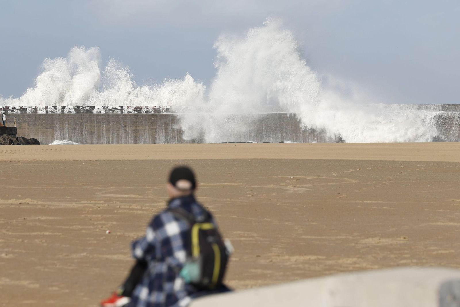 Las impresionantes olas que provoca Herminia en la costa norte de España