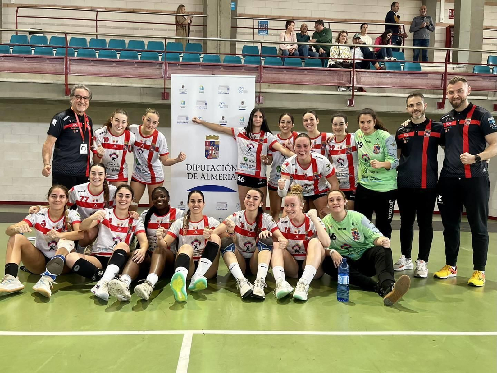 Las jugadoras roqueteras festejan el triunfo en el Máximo Cuervo de Aguadulce Las jugadoras roqueteras festejan el triunfo en el Máximo Cuervo de Aguadulce