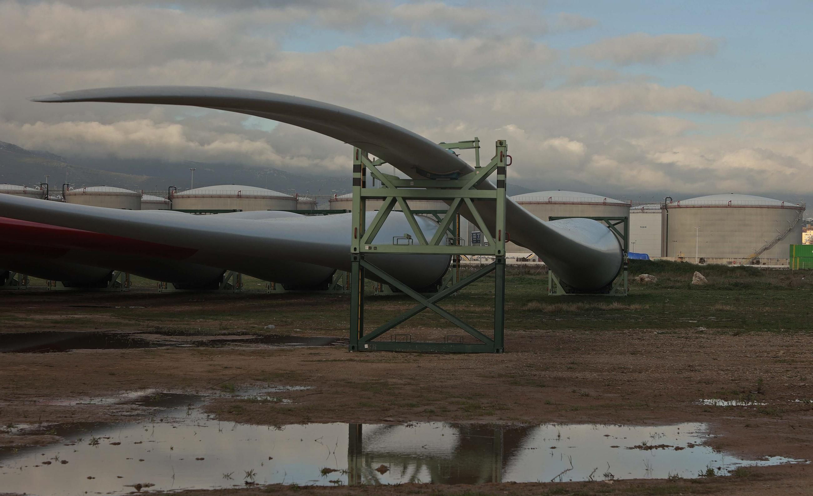 Varias de las palas de los aerogeneradores en el Puerto de Algeciras, el pasado invierno.