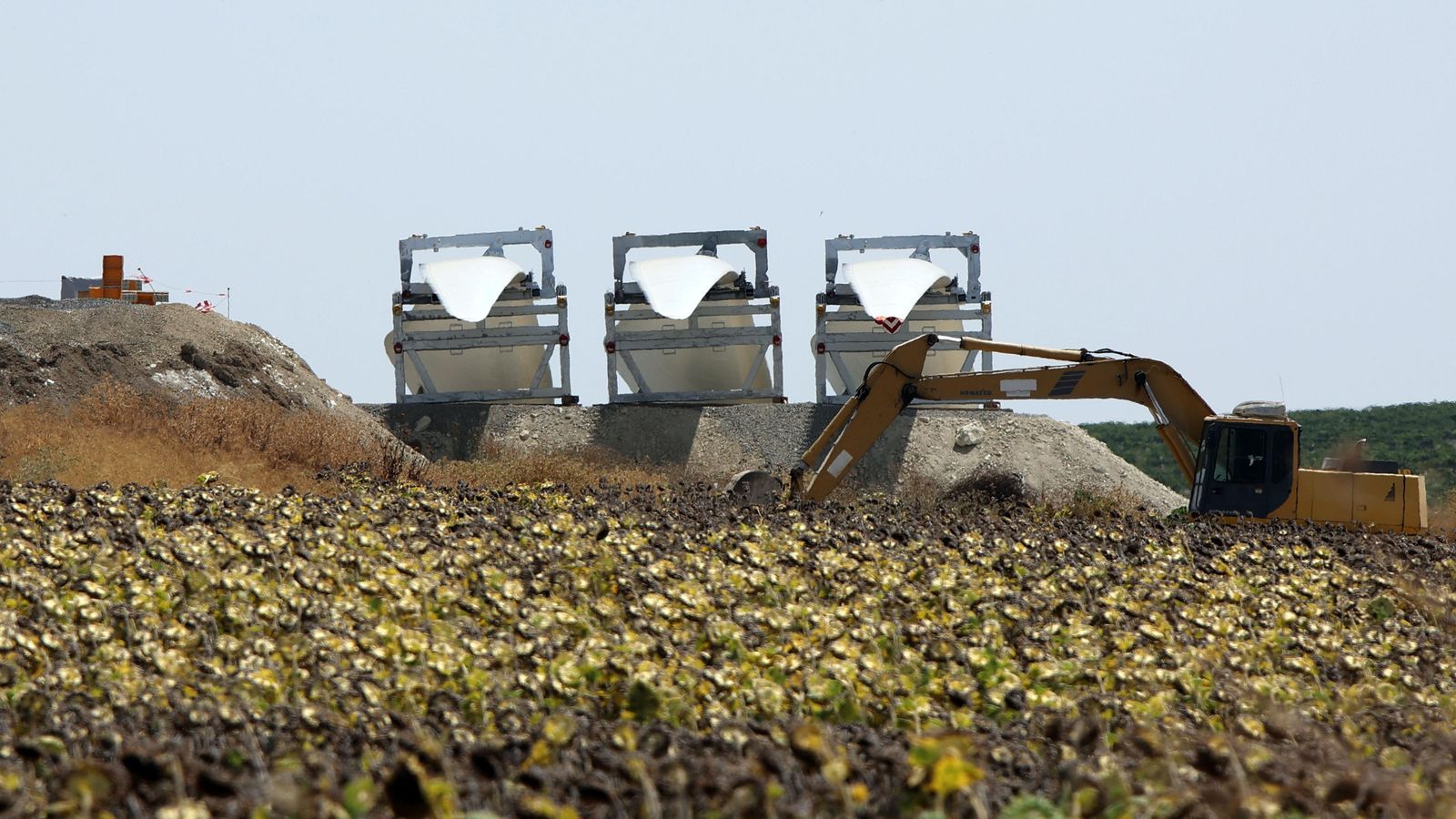 Una excavadora junto a las puntas de las aspas de uno de los aerogeneradores, imagen que da una idea de su tamaño. Una excavadora junto a las puntas de las aspas de uno de los aerogeneradores, imagen que da una idea de su tamaño.