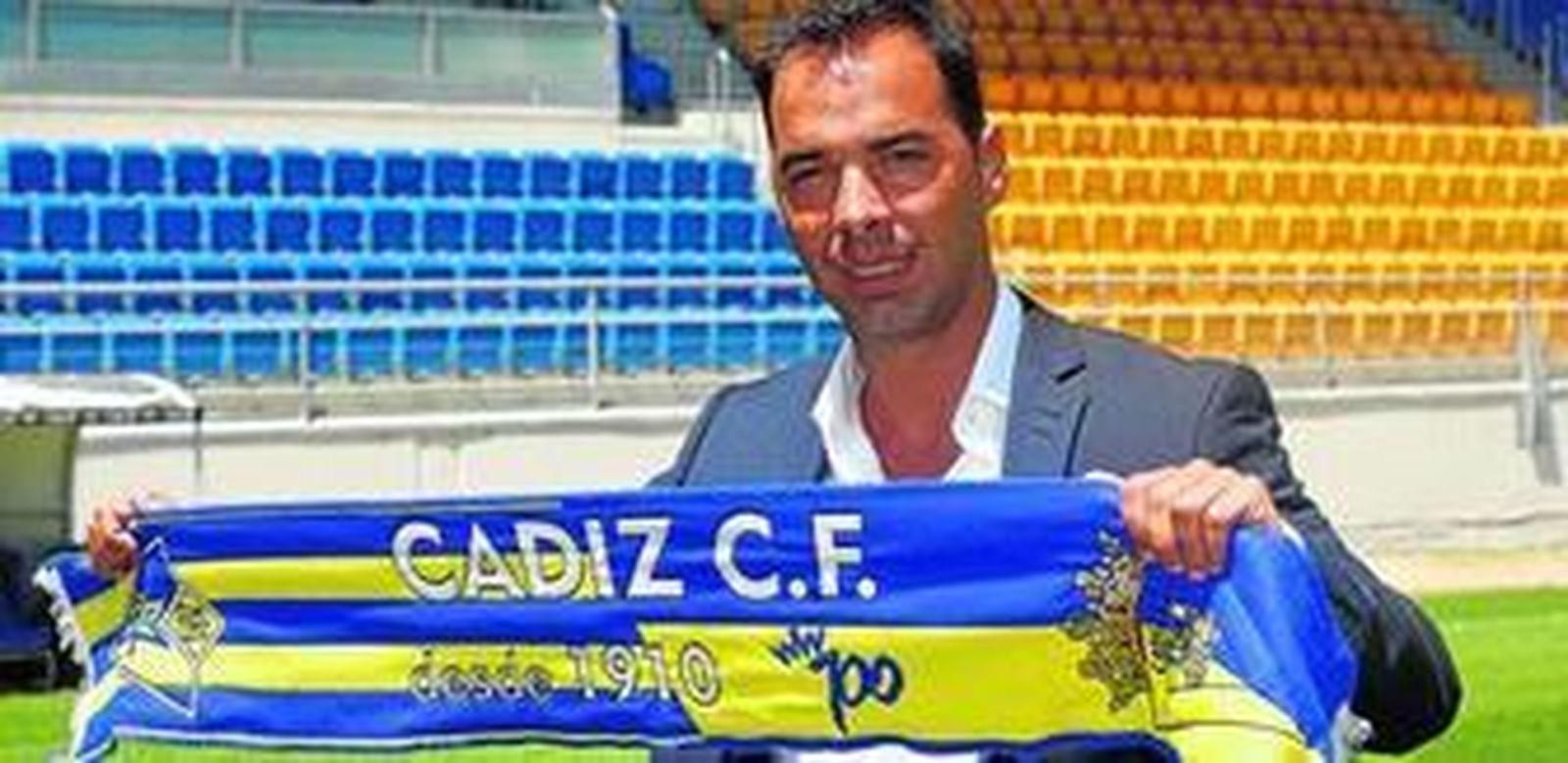 Jorge Cordero posando ayer en el césped del Ramón de Carranza con una bufanda del Cádiz.