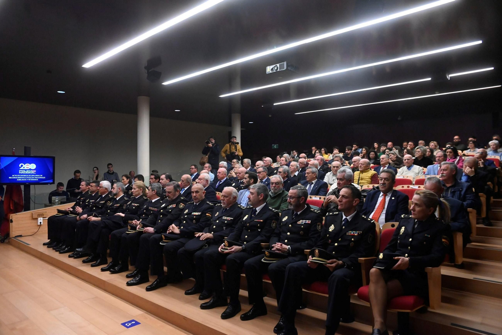 El homenaje de la Policia Nacional de Córdoba a sus agentes jubilados, en imágenes