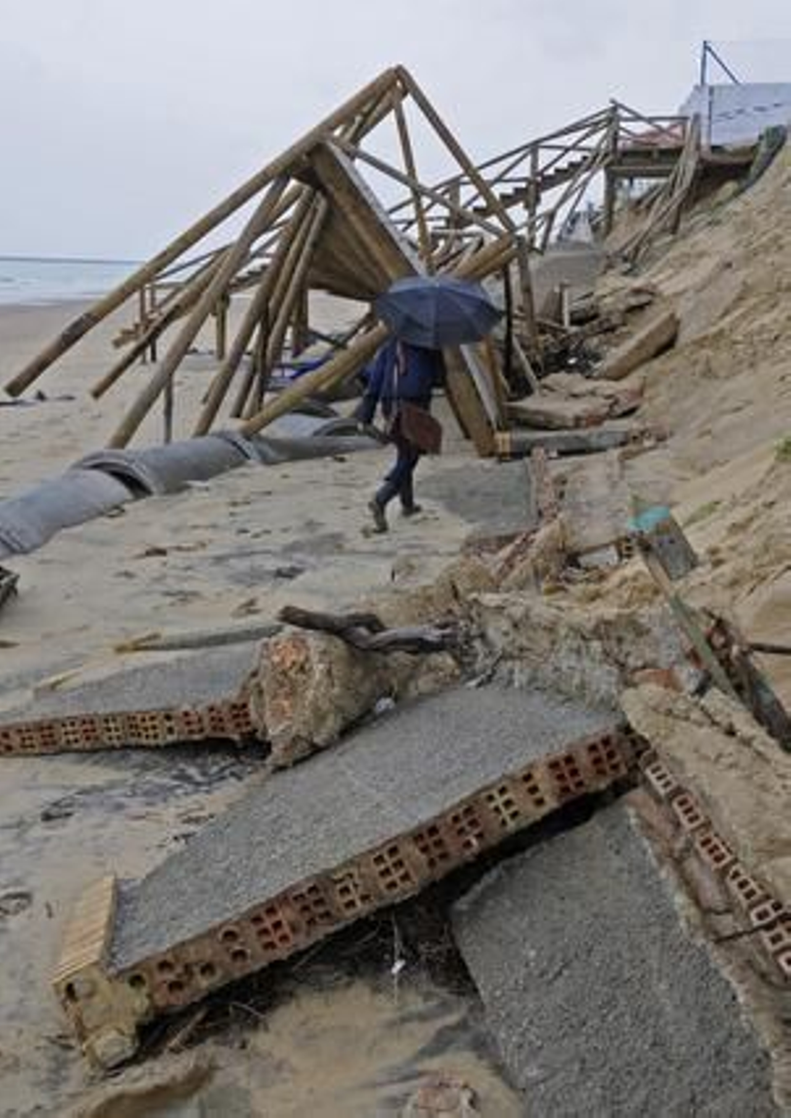 Los escombros que antes fueron accesos a la playa.

Foto: Juan Carlos Vázquez