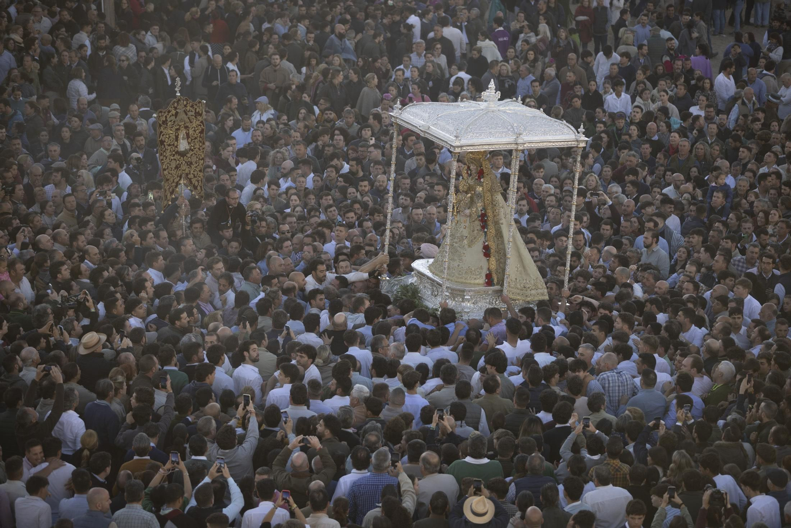 Las mejores imágenes de la procesión de la Virgen del Rocío en la aldea