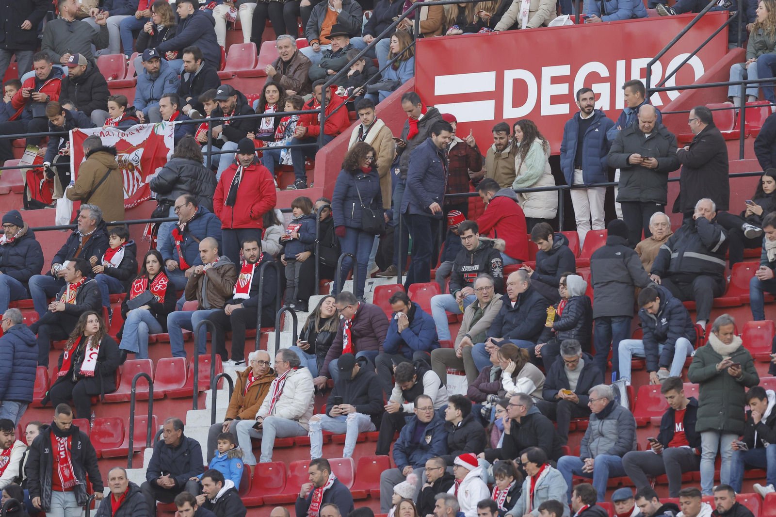 Búscate en las fotos del Sevilla-Elche