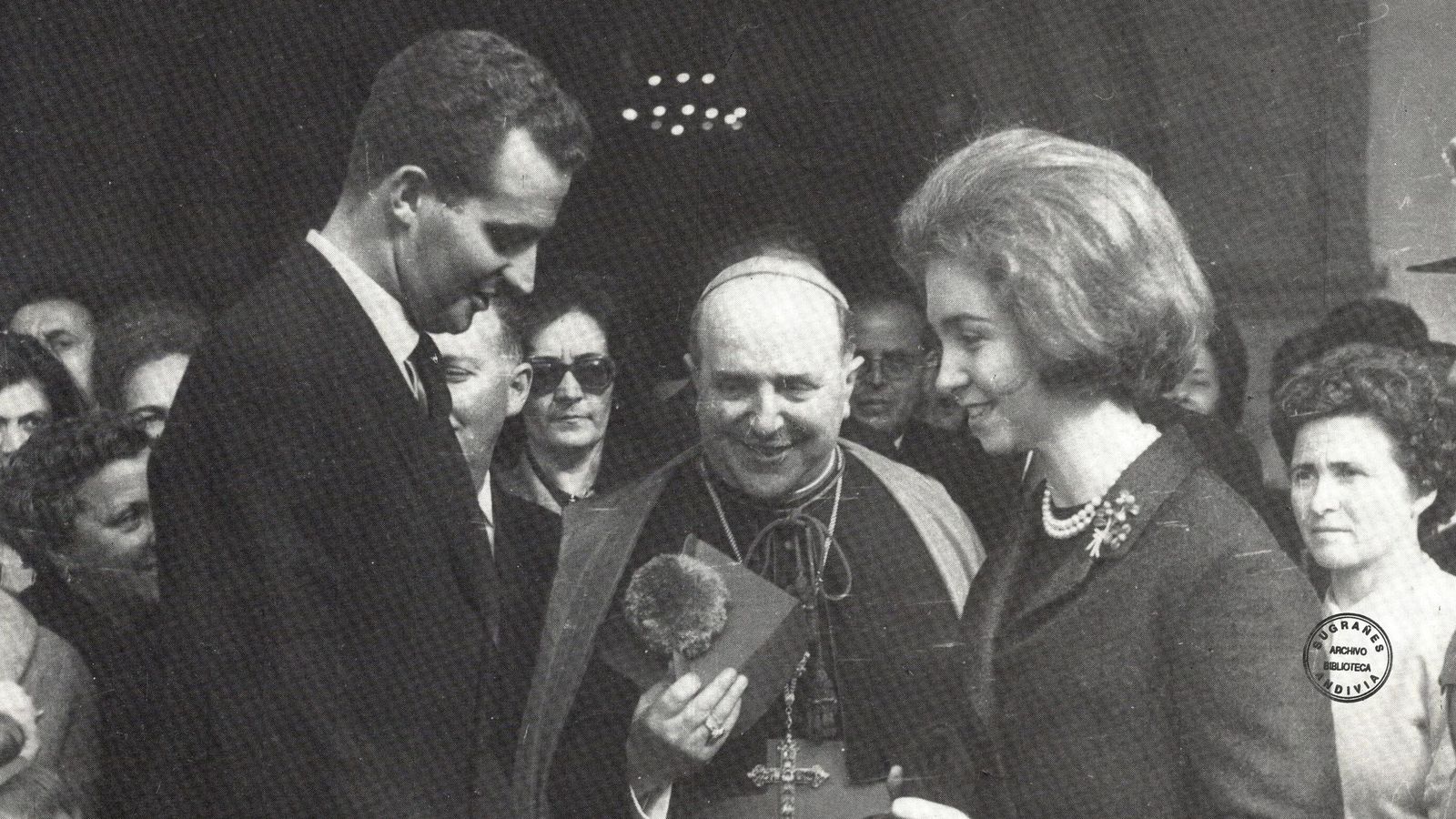 Principes Juan Carlos y Sofia en el santuario de la Cinta 1963, recibidos por el obispo Pedro Cantero Cuadrado.