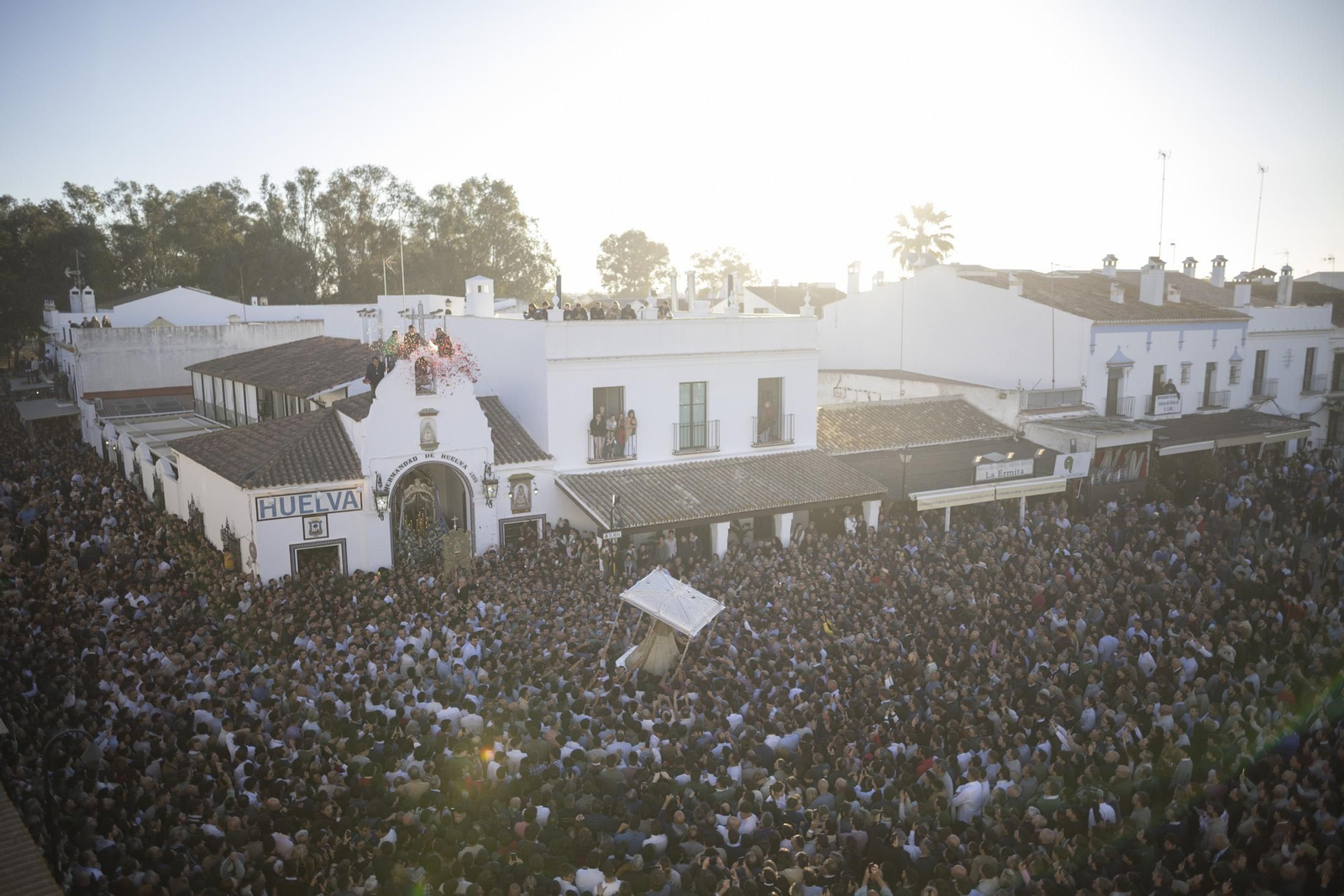 Las mejores imágenes de la procesión de la Virgen del Rocío en la aldea