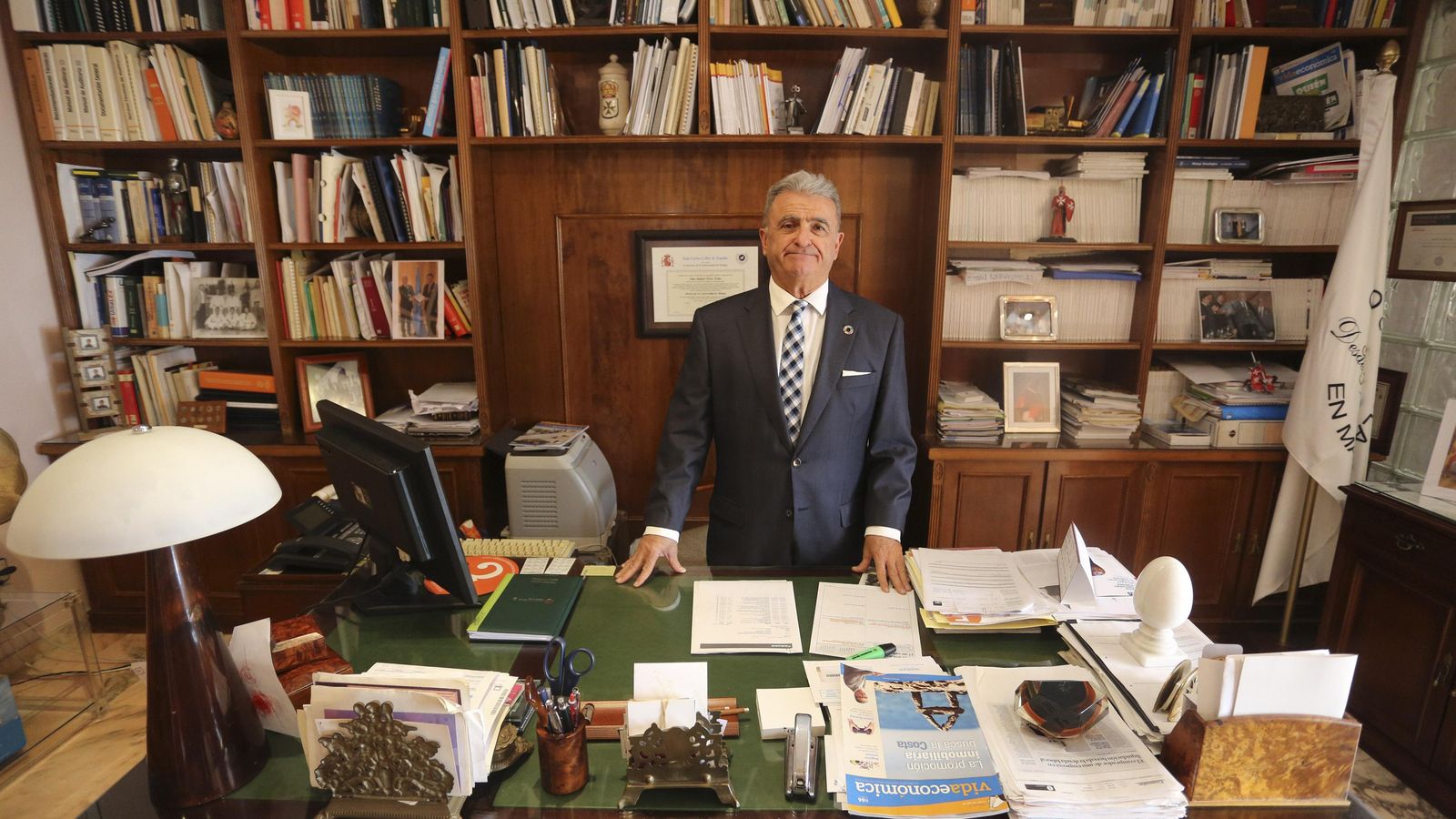 El cónsul de Portugal en su despacho.