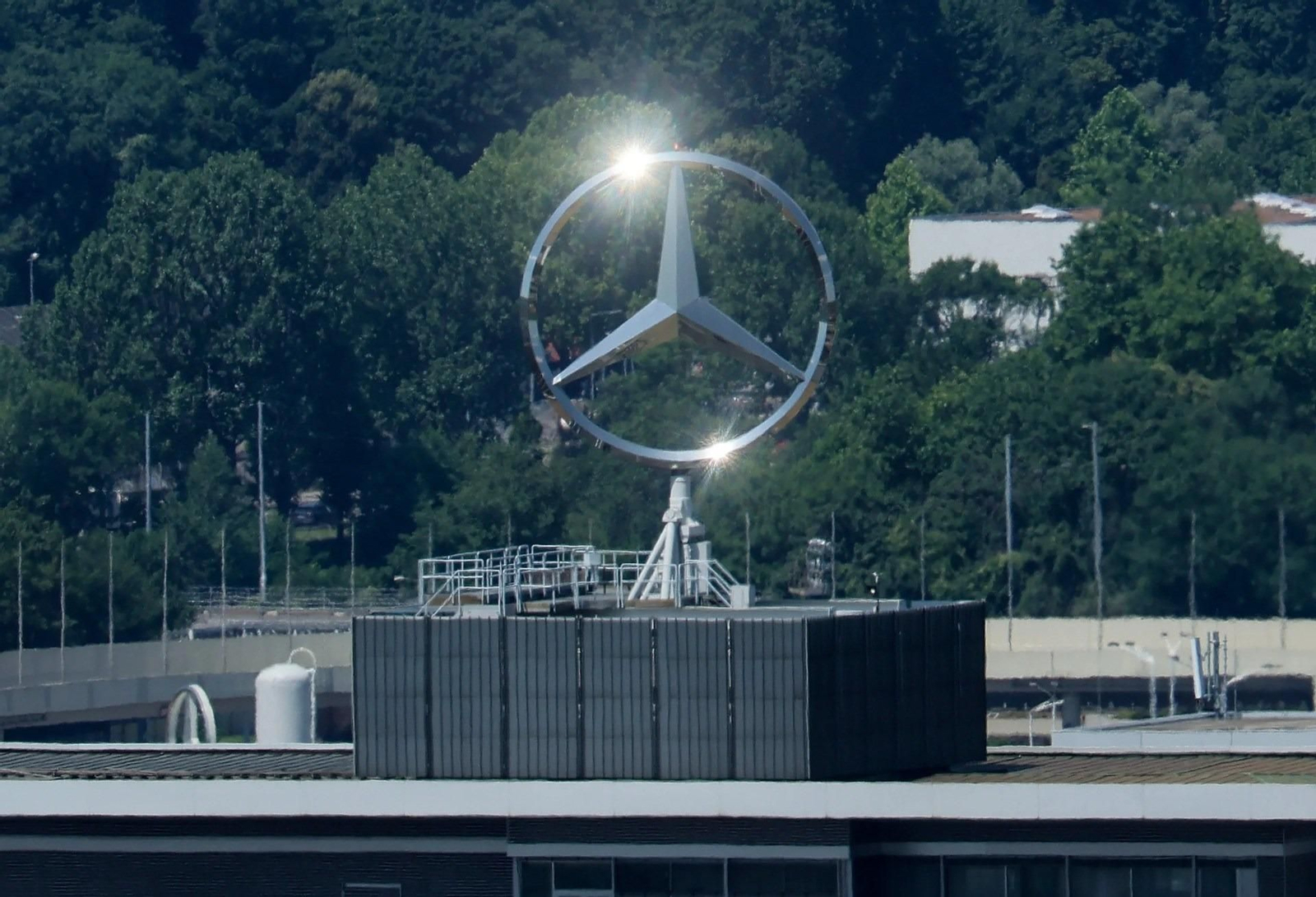 Imagen del símbolo de Mercedes Benz en su fábrica de Stuttgart, donde tiene su sede central el grupo alemán. Imagen del símbolo de Mercedes Benz en su fábrica de Stuttgart, donde tiene su sede central el grupo alemán.