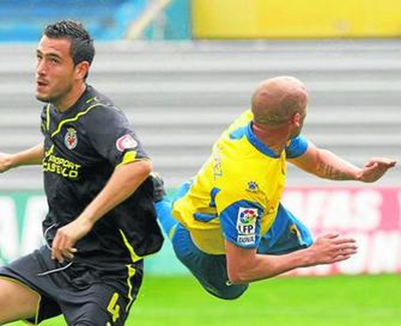 Raúl López salta de manera extraña junto a Kiko, jugador del Villarreal B.