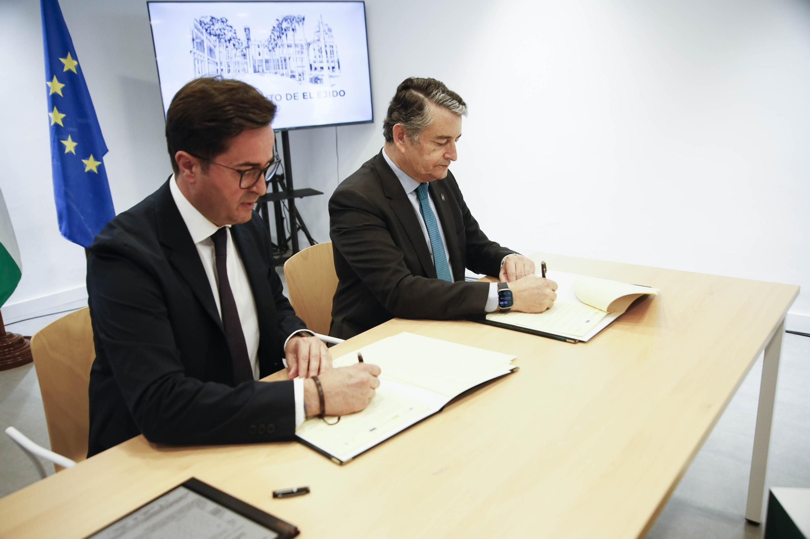 El consejero Antonio Sanz y el alcalde ejidense Francisco Góngora, firman un convenio para la creación de un Centro de Emprendimiento Digital, en imágenes