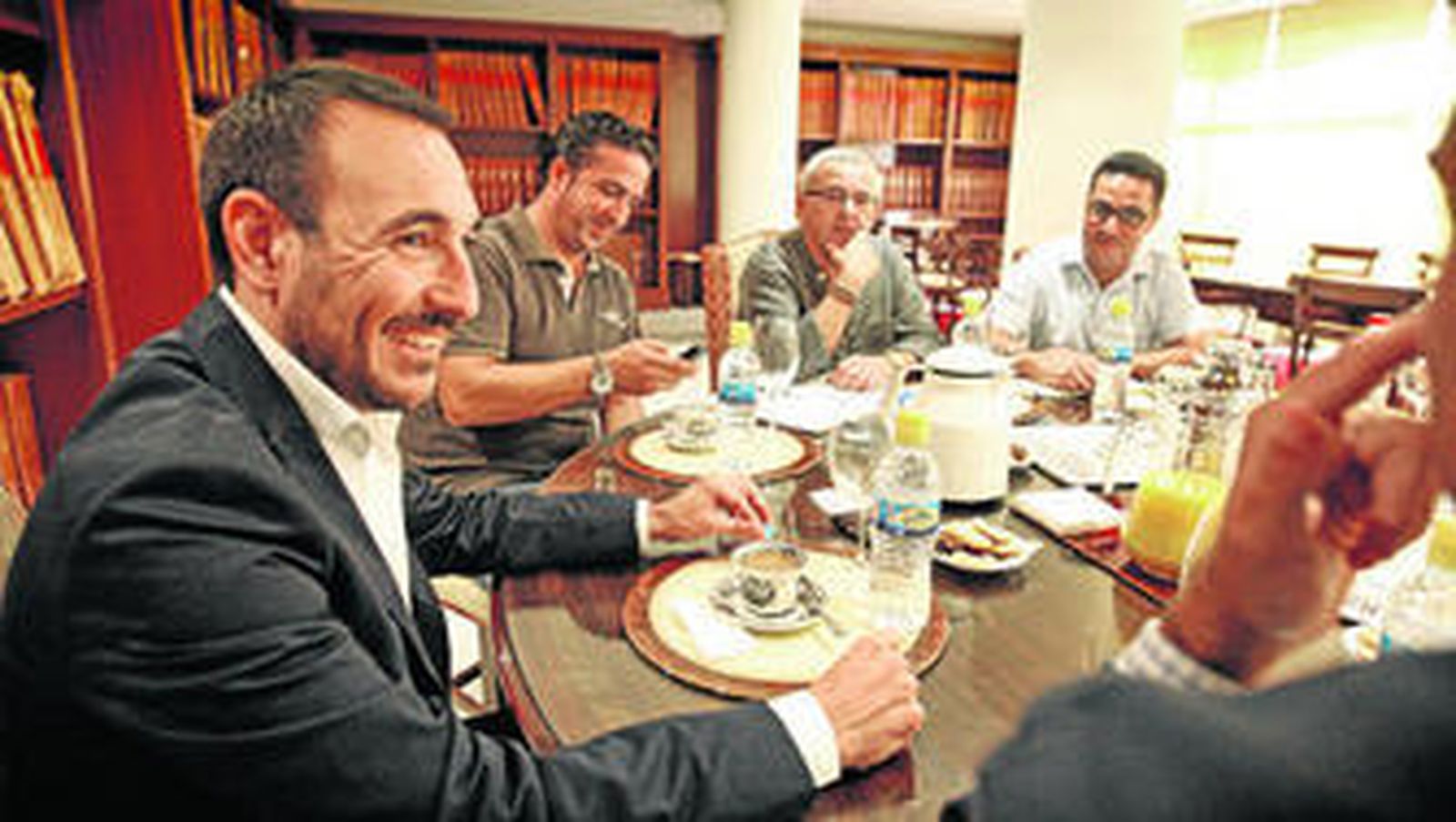 Fernando López Gil, durante su encuentro con algunos miembros de la Redacción de 'Diario de Cádiz', ayer por la tarde.
