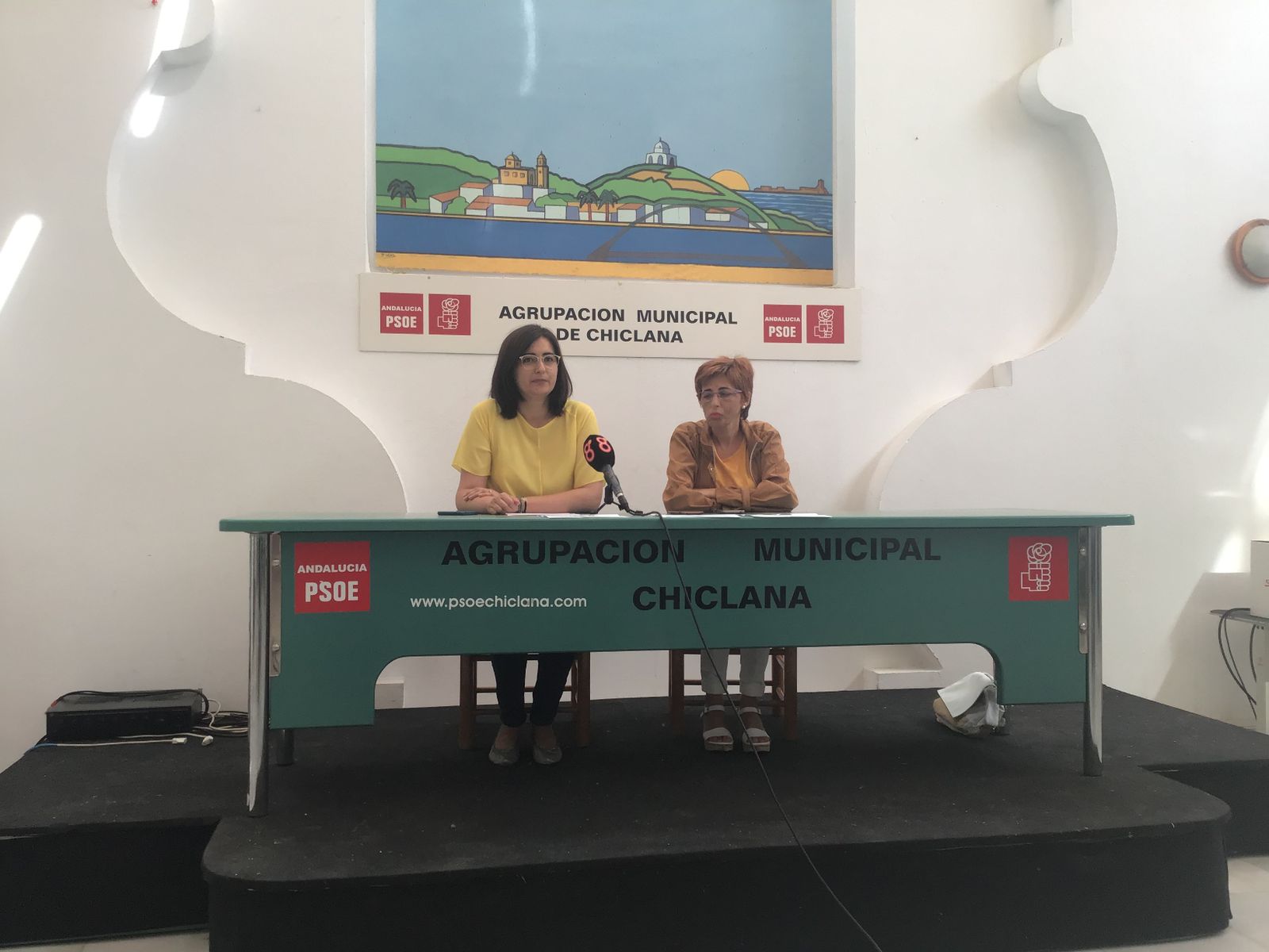 La socialista Virginia Forero (i), en la rueda de prensa celebrada en la Casa del Pueblo.