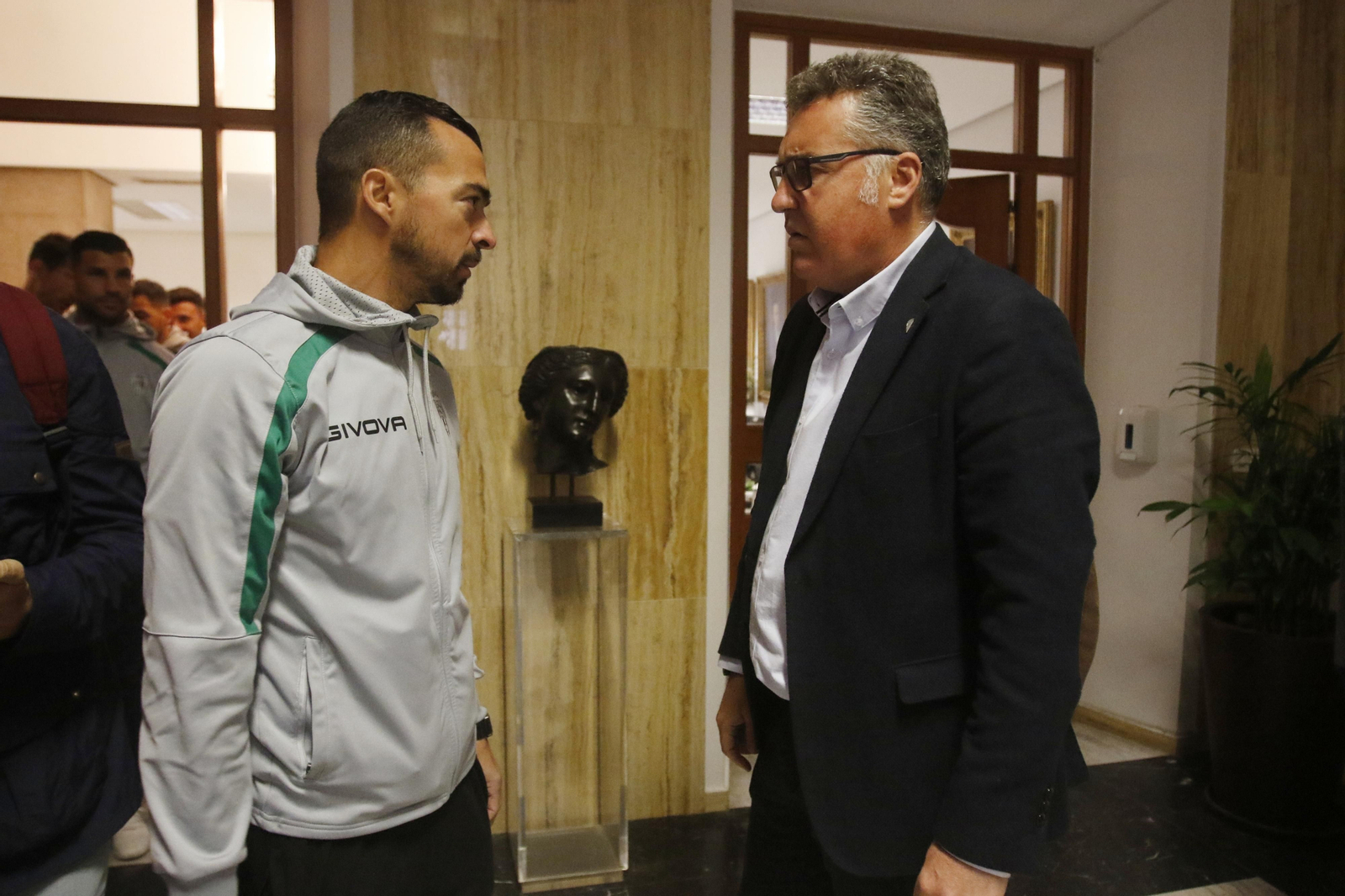 La recepción del Ayuntamiento al Córdoba CF por su ascenso a Primera RFEF, en imágenes