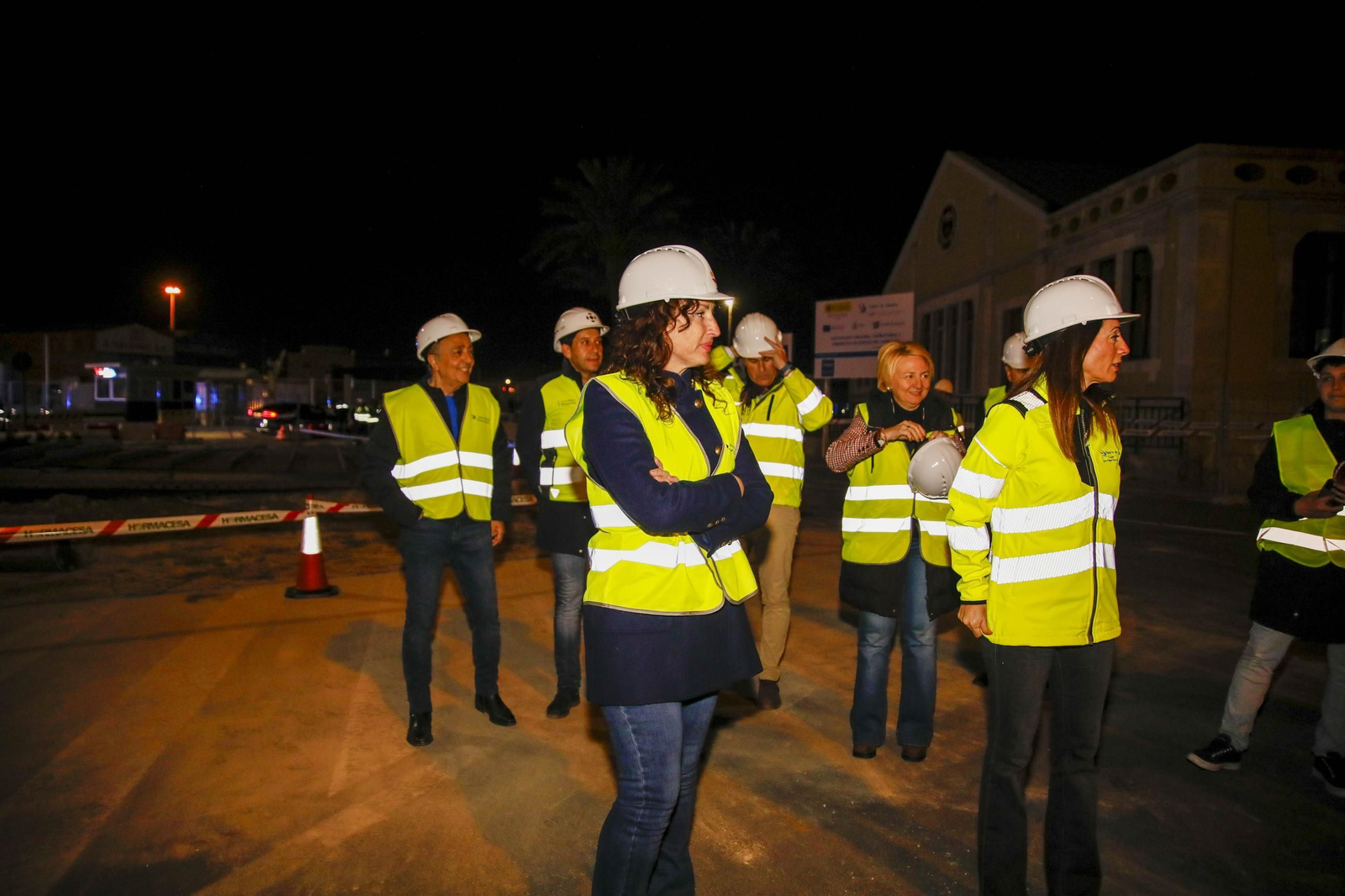 Las imágenes del derribo de la marquesina de la entrada al Puerto de Almería