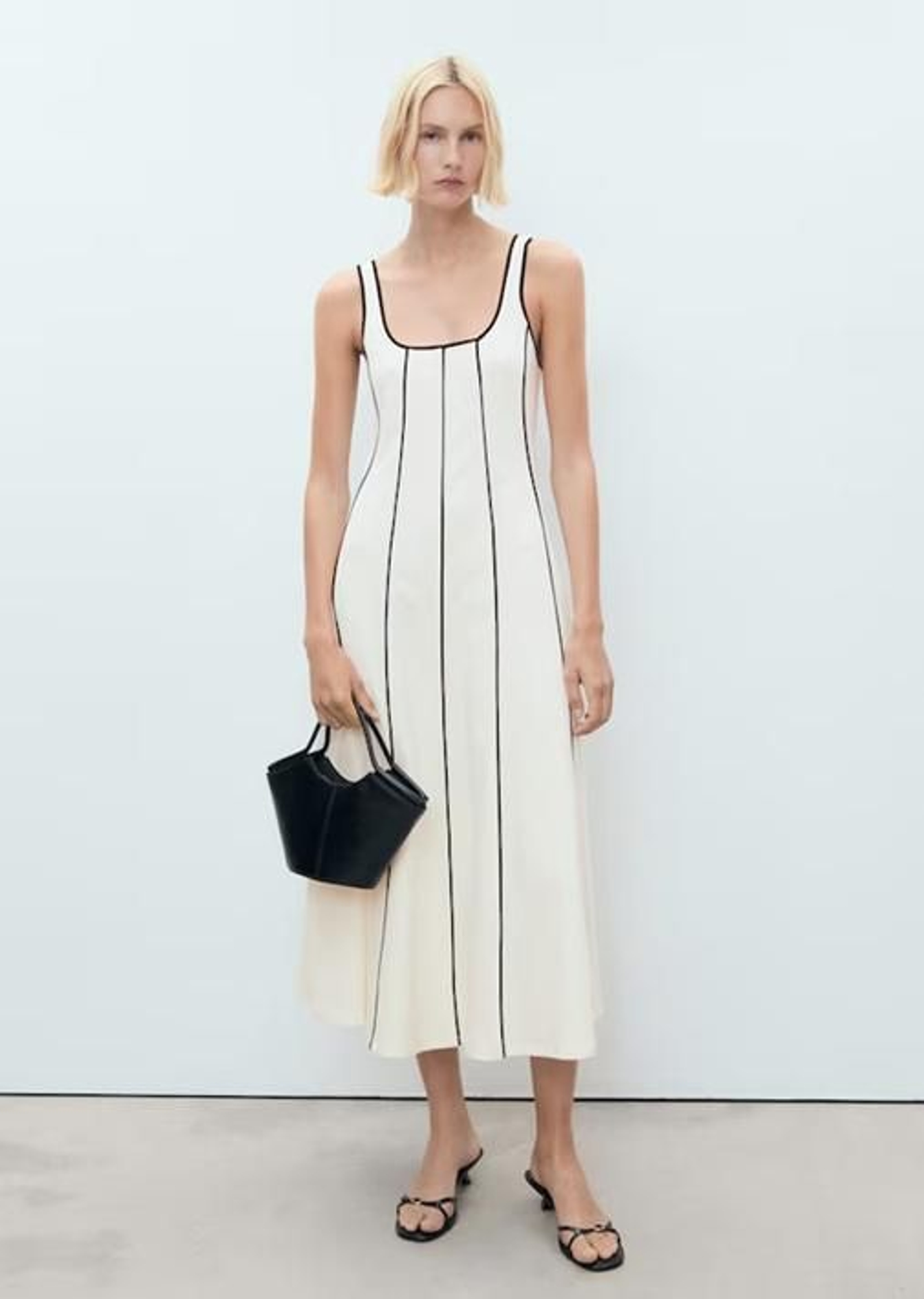 Vestido blanco y negro de Mango.