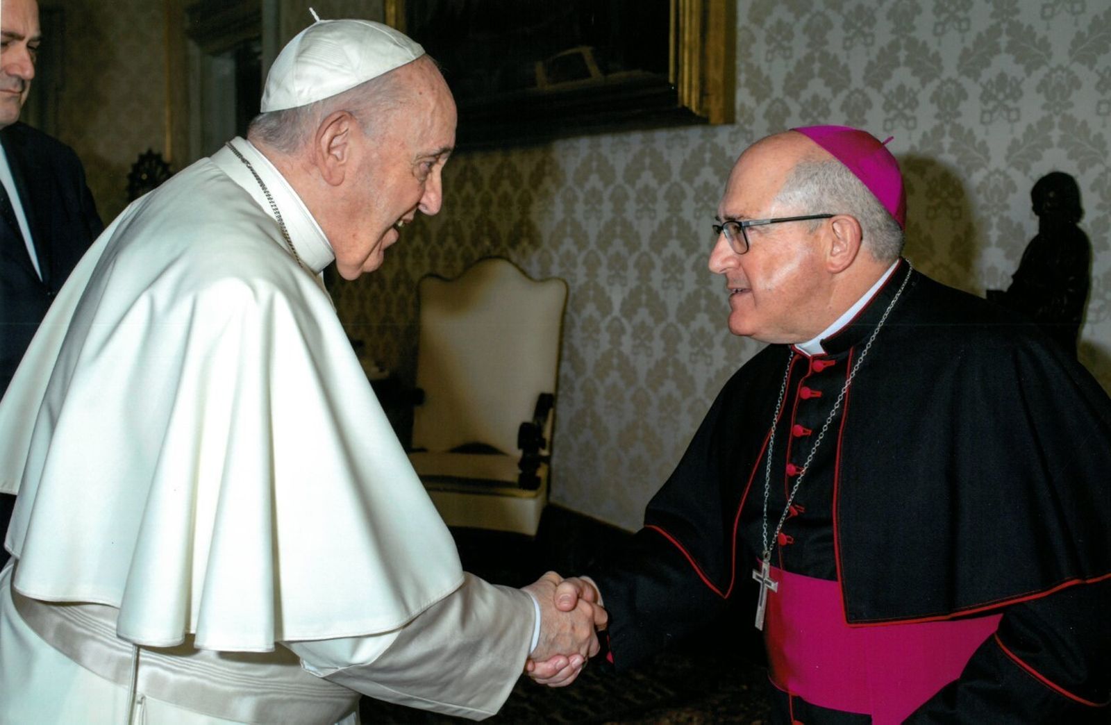 El papa Francisco recibe a Santiago Gómez Sierra, obispo de Huelva.