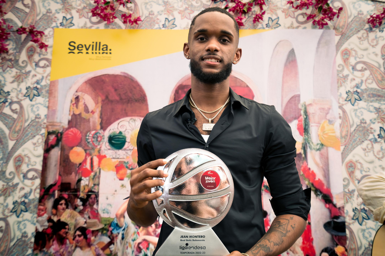 Jean Monero posa con el premio al Mejor Joven de la ACB.