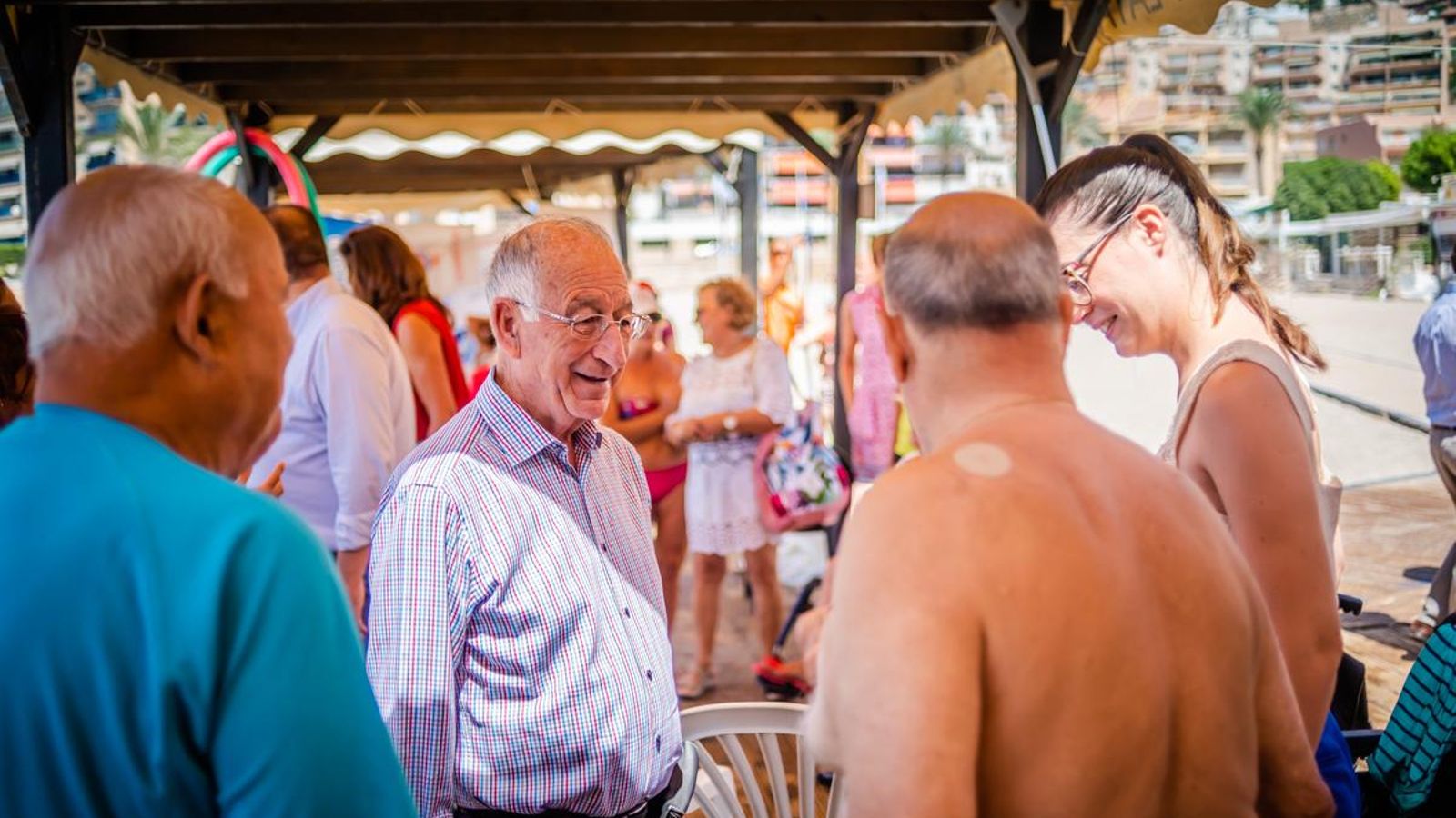 El alcalde y la concejal de Familias, junto a usuarios en la zona Alfa