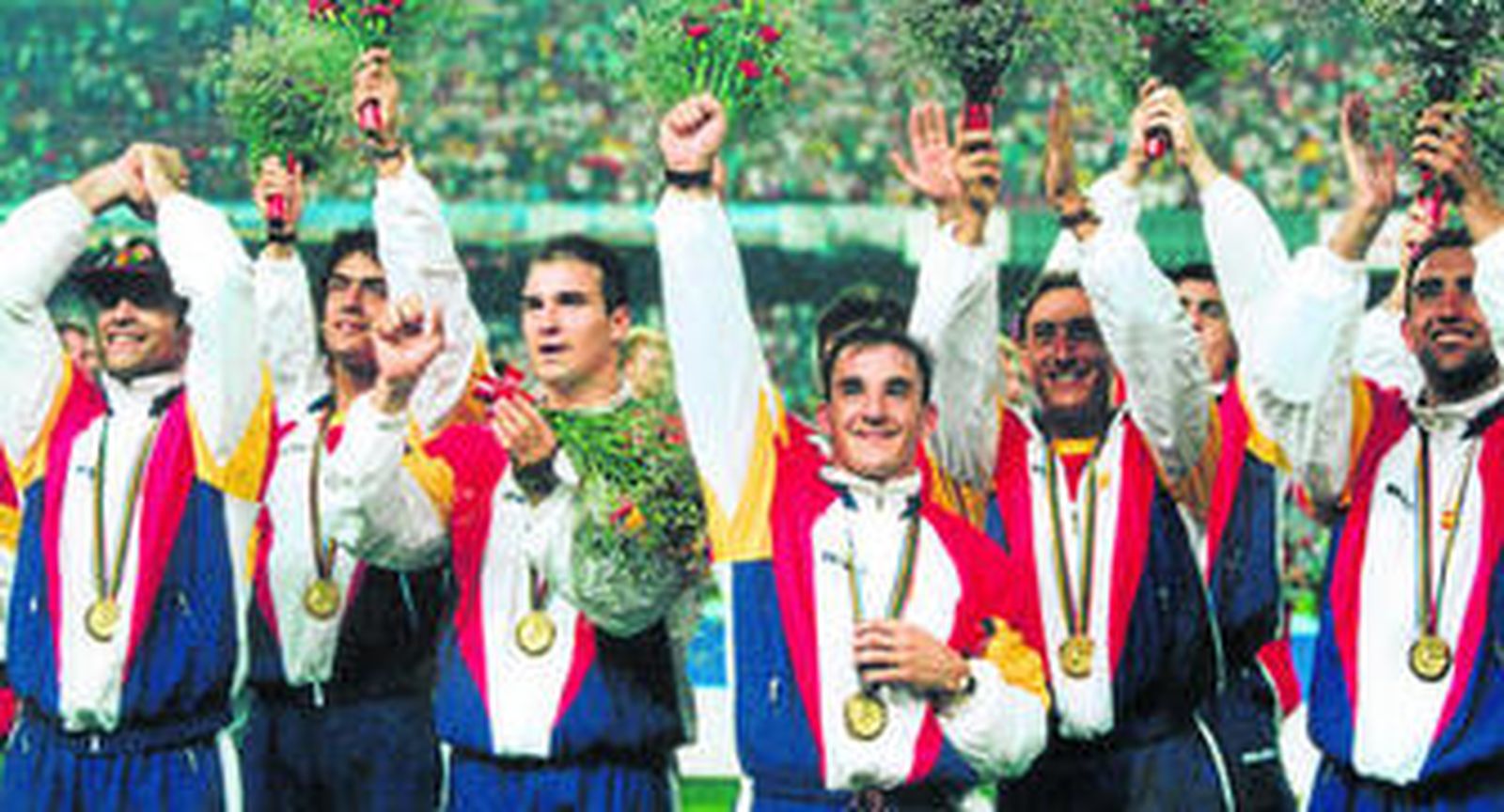 Jugadores de la selección española, con Rafa Berges (tercero por la izquierda) entre ellos, celebran el oro olímpico en Barcelona.