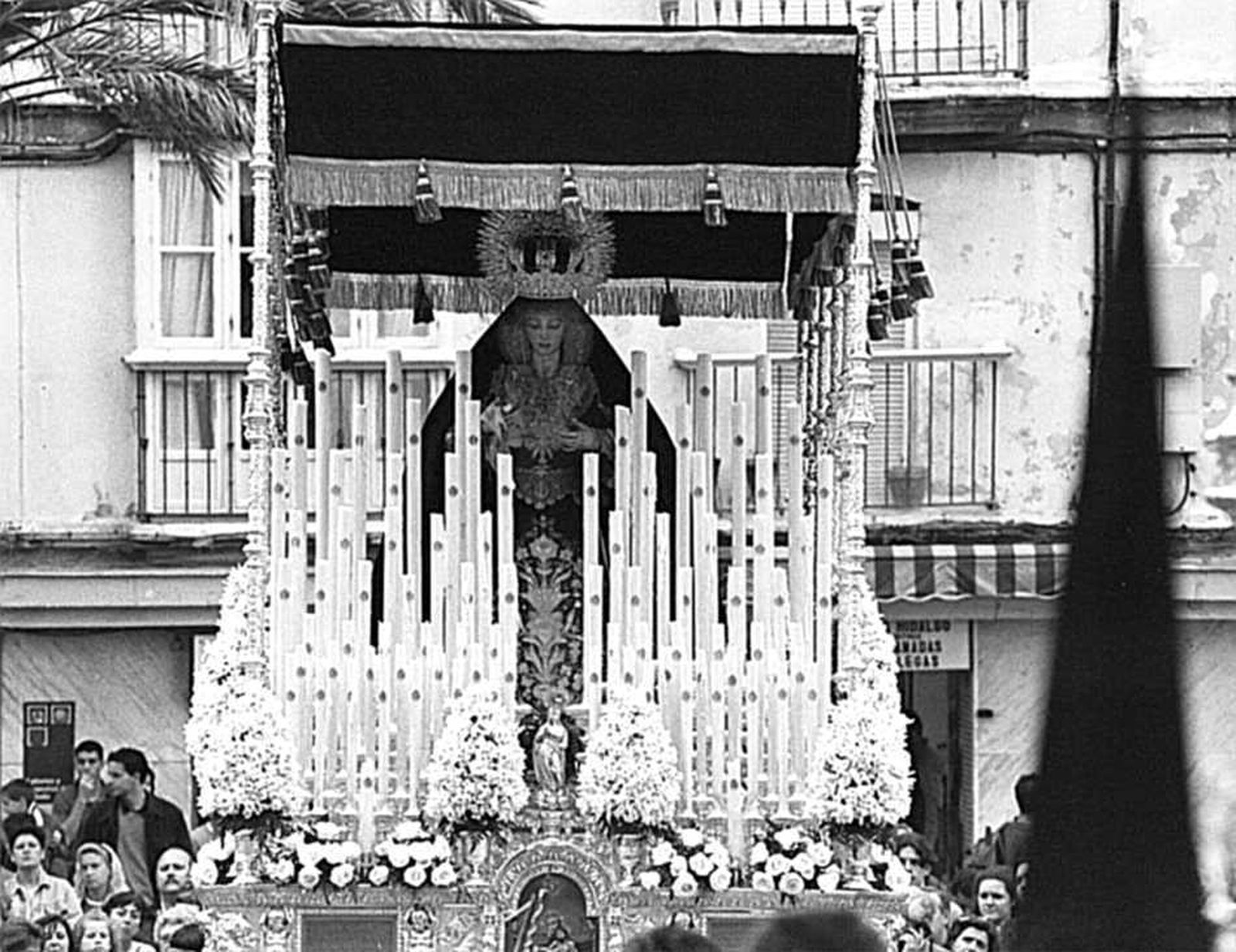 El palio de la Virgen de las Lágrimas, en su segunda salida procesional, del año 1998.