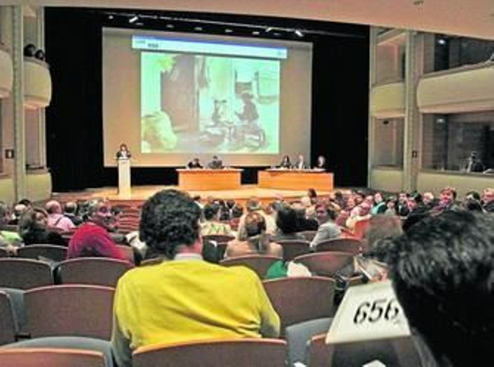 El público se vuelve a observar al comprador que adquirió la obra de Sorolla tras producirse la puja.