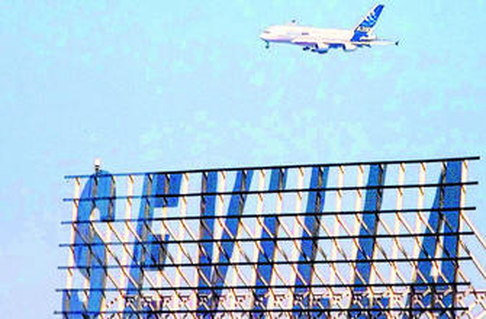 Un avión sobrevuela el aeropuerto de Sevilla, en una imagen reciente.