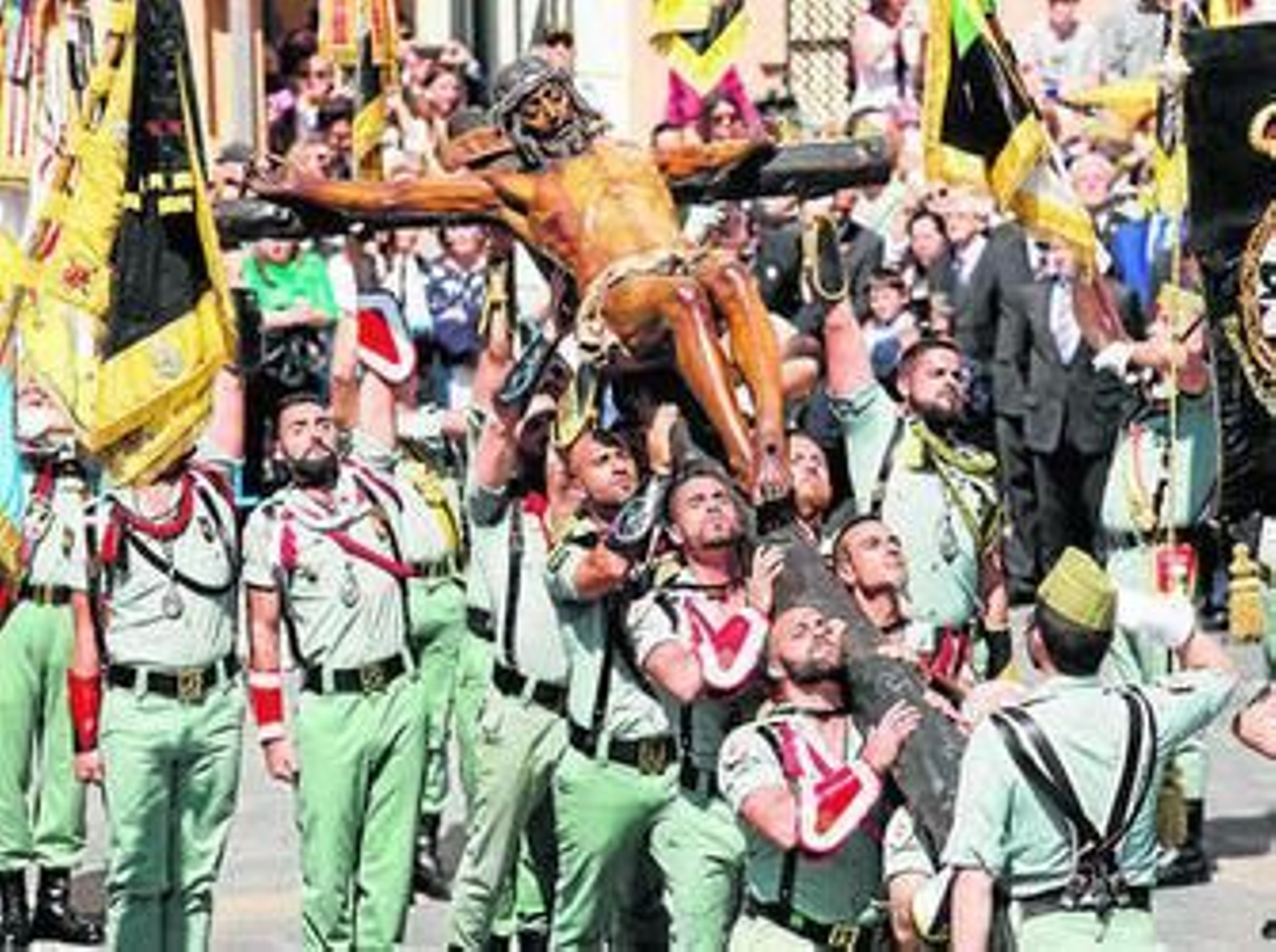 Legionarios traladan al Cristo de la Buena Muerte, junto a Santo Domingo.