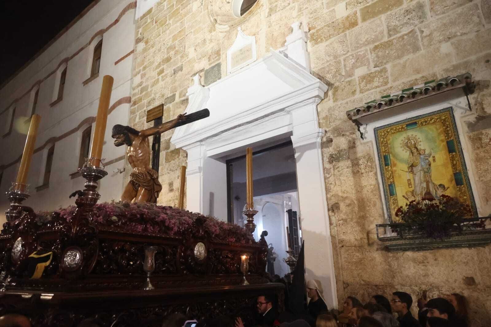 La salida de Buena Muerte desde la capilla de la Caridad.