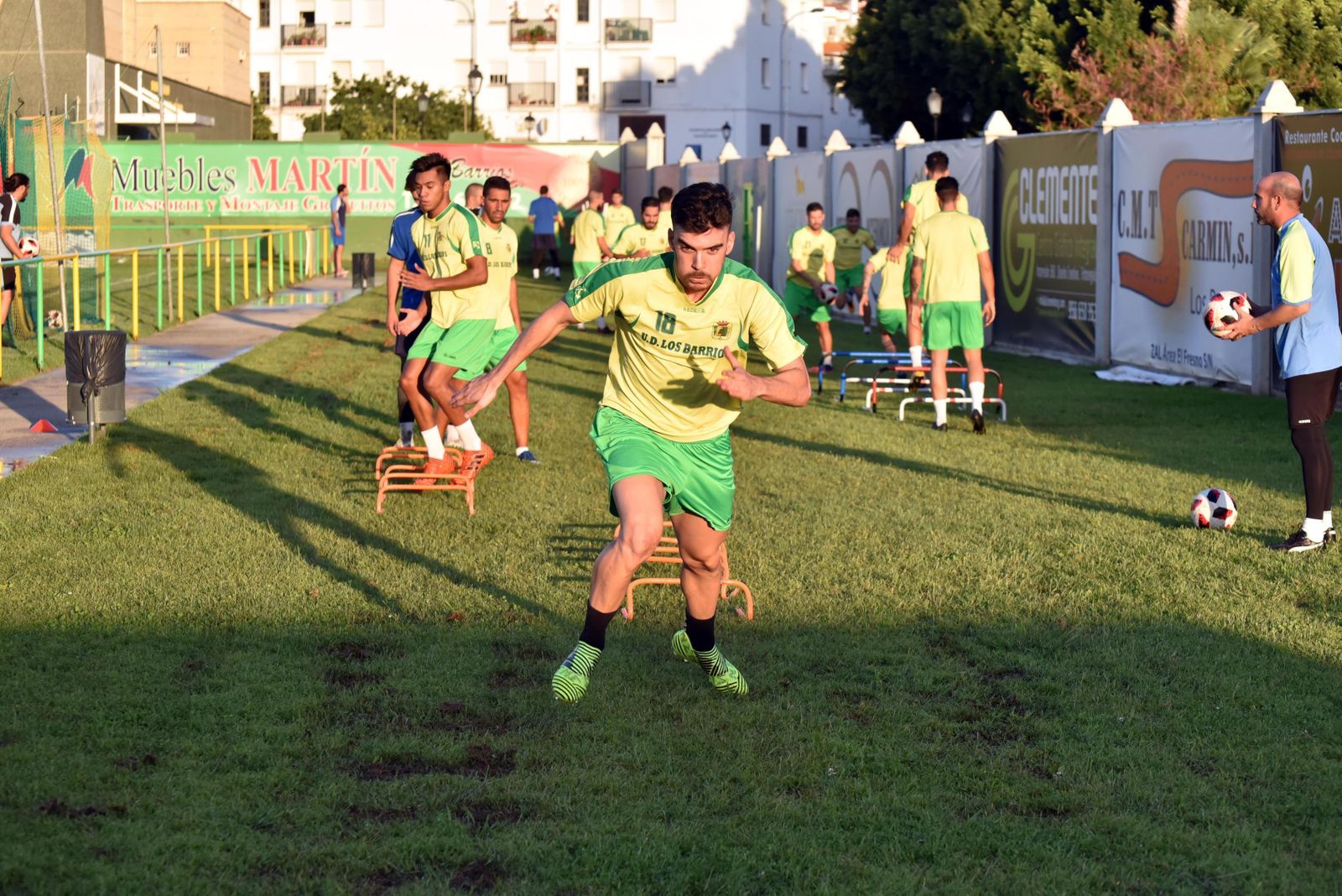 El gualdiverde Javi Forján corre en un ejercicio en el entrenamiento de ayer en el San Rafael.