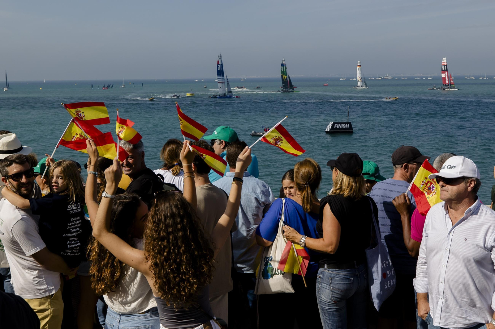 Aficionados siguiendo la competición de la SailGP en Cádiz el año pasado.