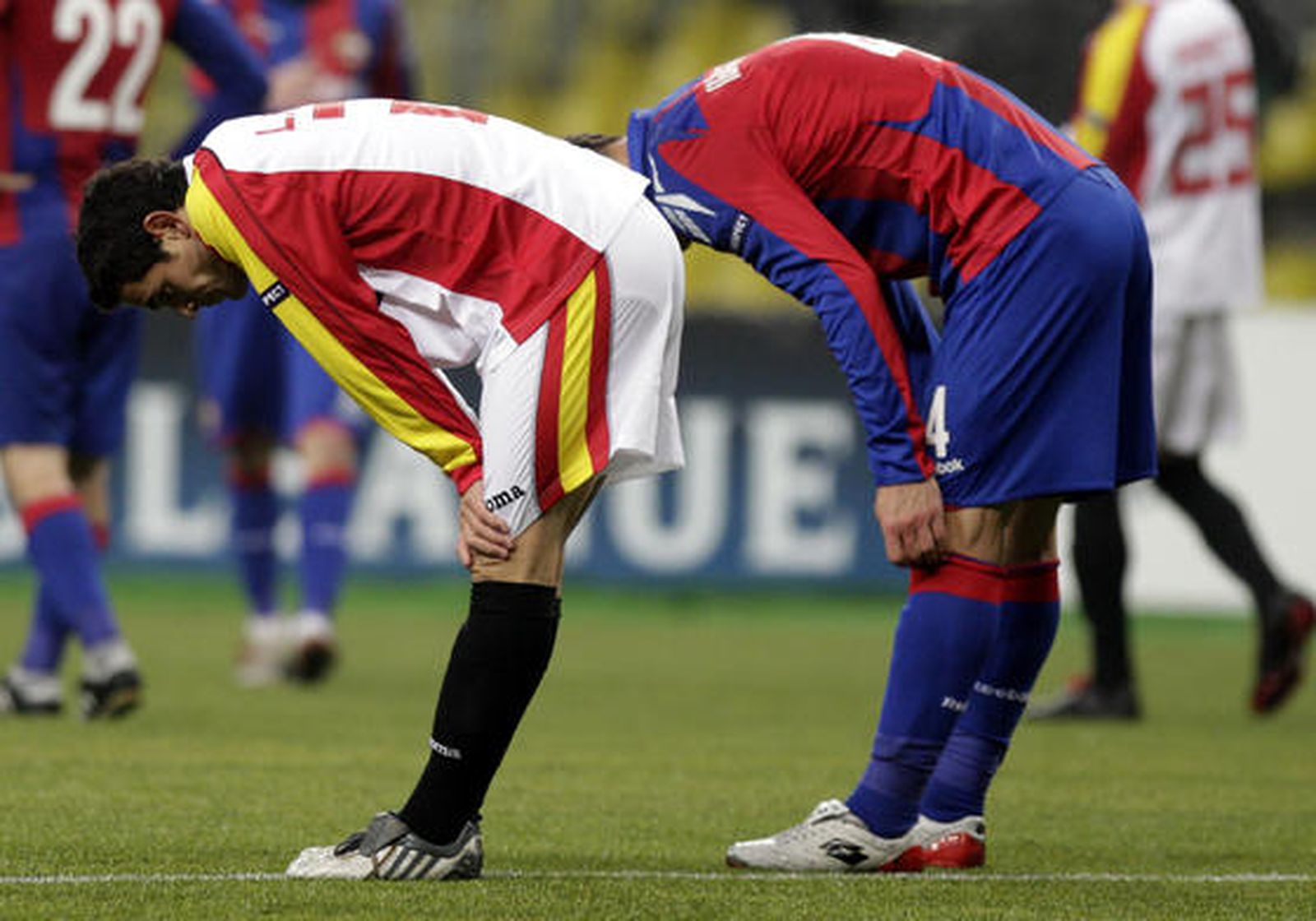 Lautaro Acosta se apoya sobre sus rodillas para tomar algo de aire.

Foto: Antonio Pizarro