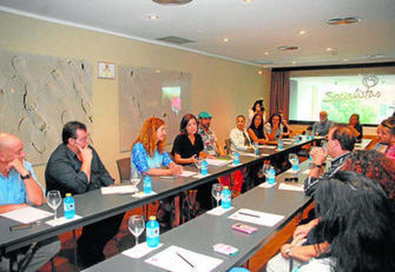 Miembros del 'mundo flamenco' de San Fernando, ayer reunidos con el PSOE.