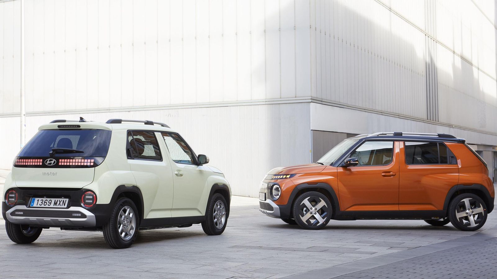 La diferencia exterior más notable entre los dos niveles de equipamiento más altos está en las llantas, tanto por diseño, como por tamaño.