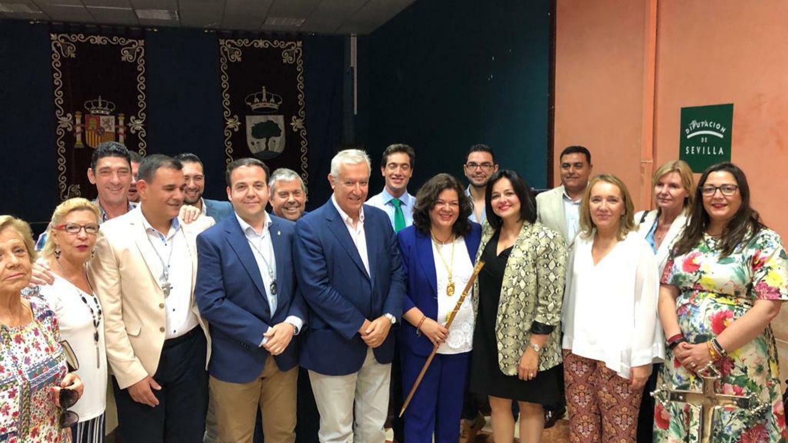 La alcaldesa de Huévar, María Eugenia Moreno (PP), tras su investidura, con Javier Arenas y Virgina Pérez.