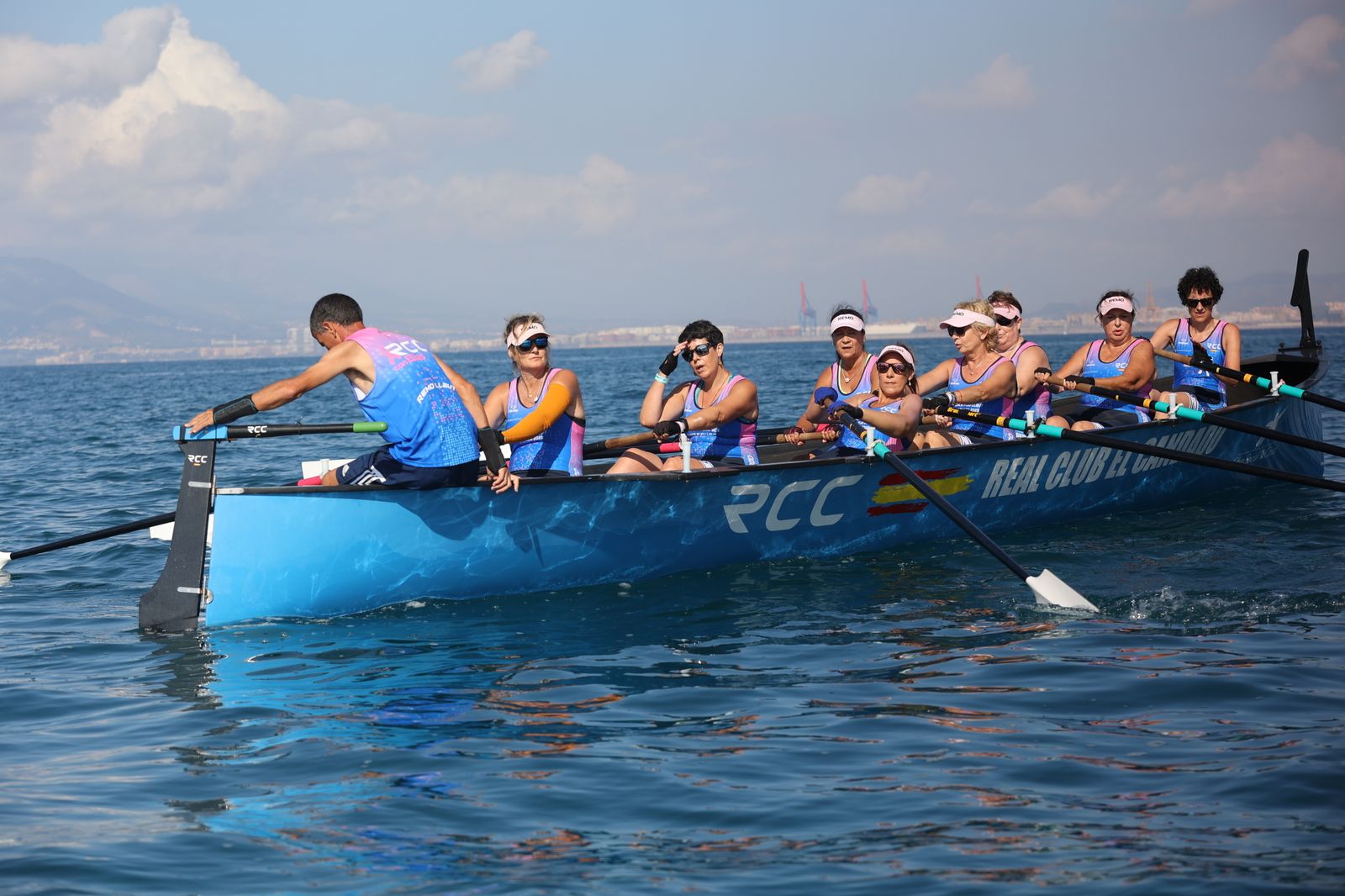 Más de 100 mujeres supervivientes de cáncer participan este sábado en una Regata Nacional en Málaga
