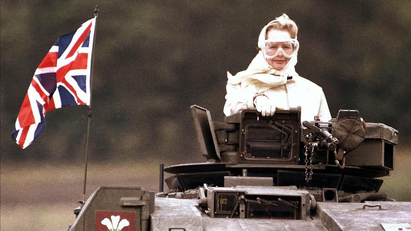 Margaret Thatcher, a bordo de un carro de combate.