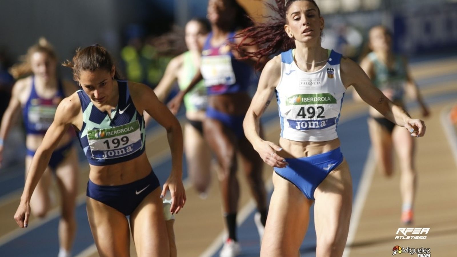 Laura Bueno y Sara Gallego, en la entrada a meta.