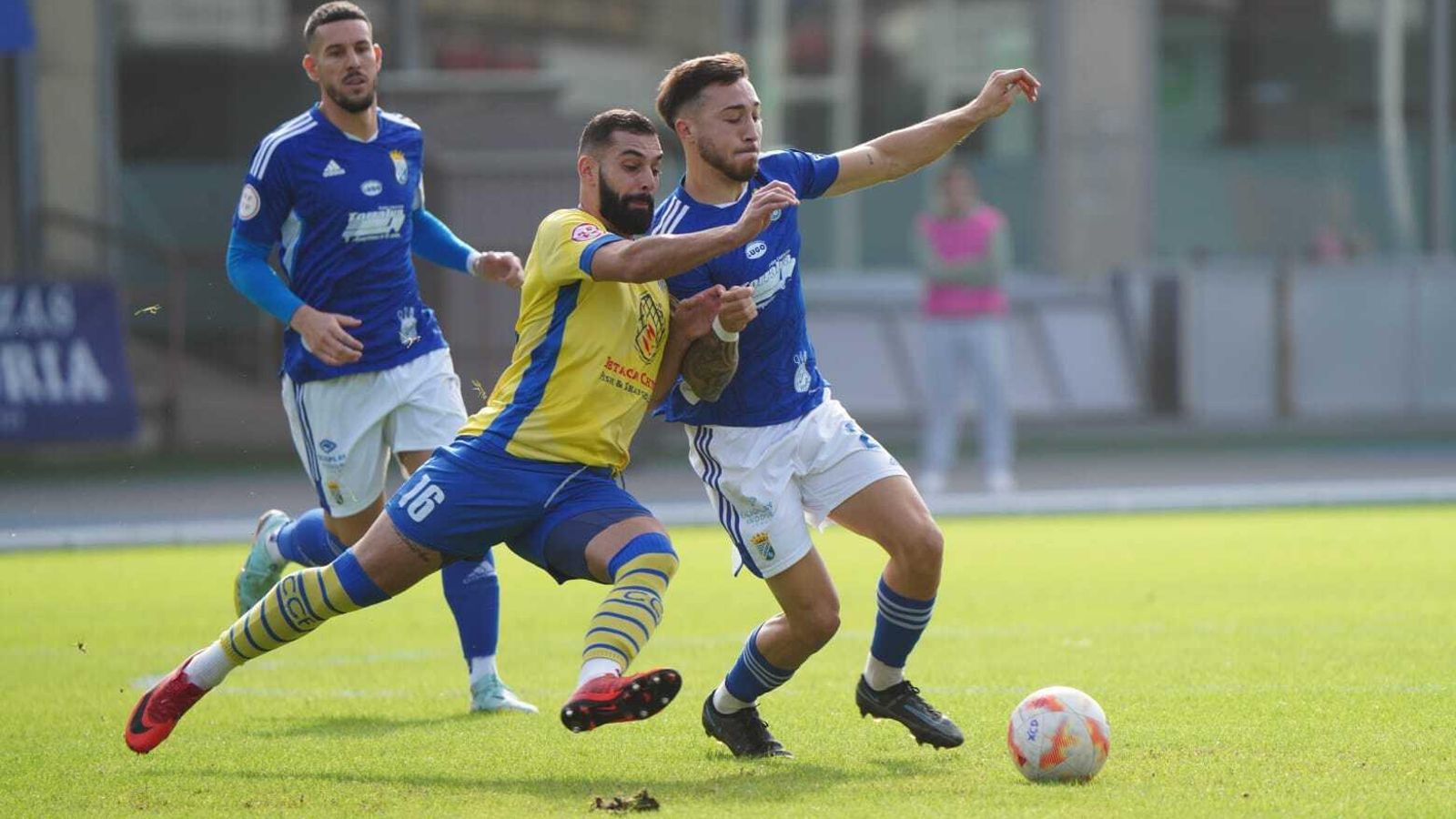 Cascajo pugna con Kiko en un lance del partido.